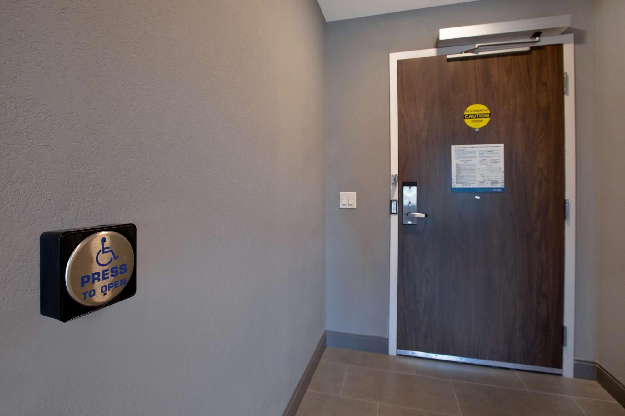King Room with Roll-In Shower - Mobility and Hearing Access/Non-Smoking