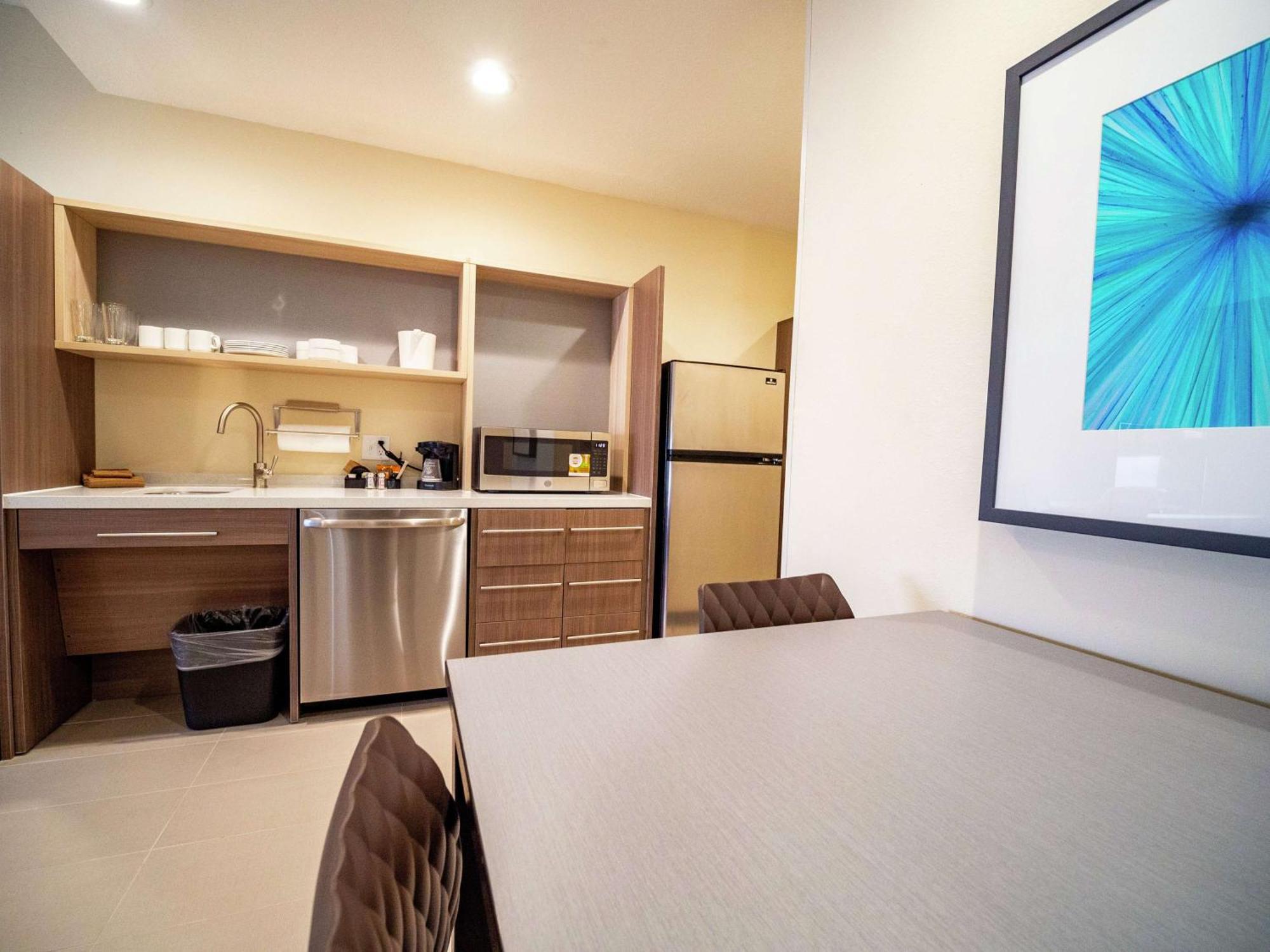 Queen Suite - Mobility Access/Non-Smoking