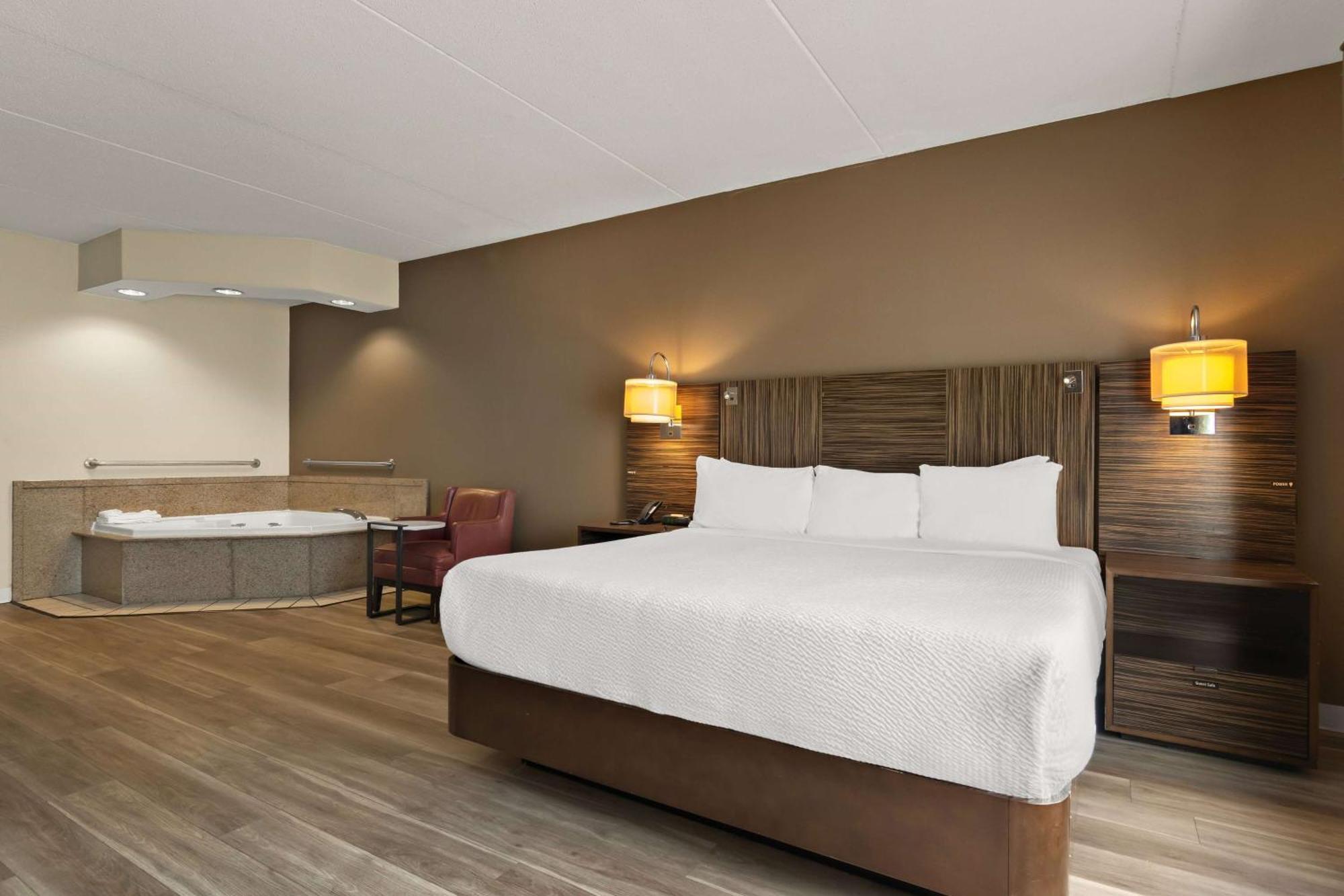 King Room with Hot Tub - Non-Smoking