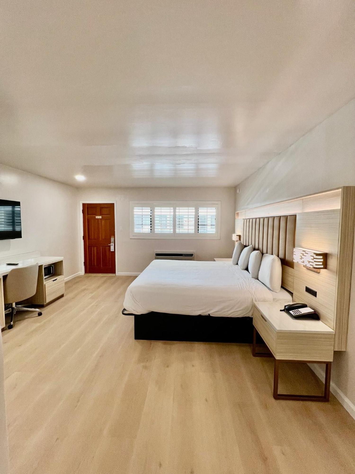 Deluxe King Room - Non-Smoking,1583650711:JPEG