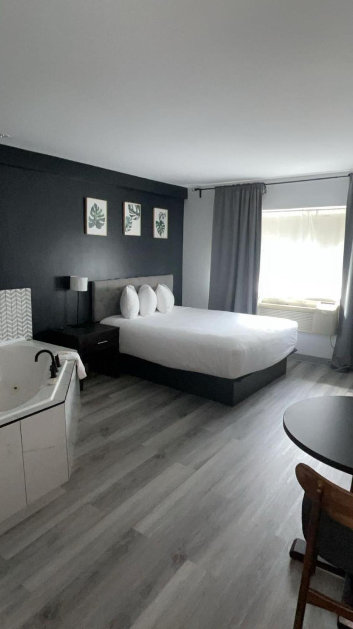 Suite, 1 Queen Bed and Hot Tub,1586838019:JPEG