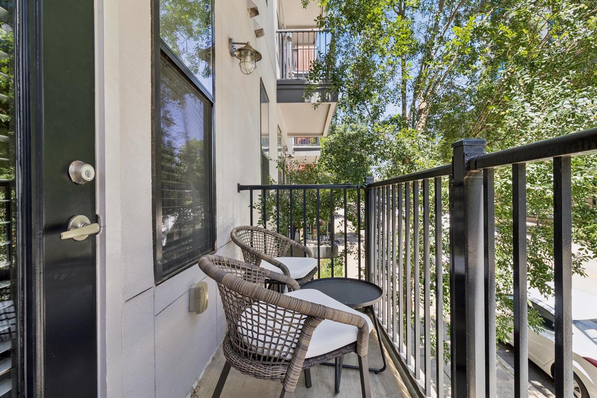 One-Bedroom Apartment (Self Check-in with Virtual Front Desk)