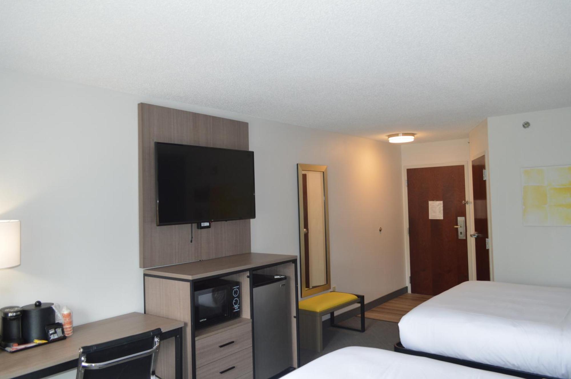 King Suite - Non Smoking/Interior Hall