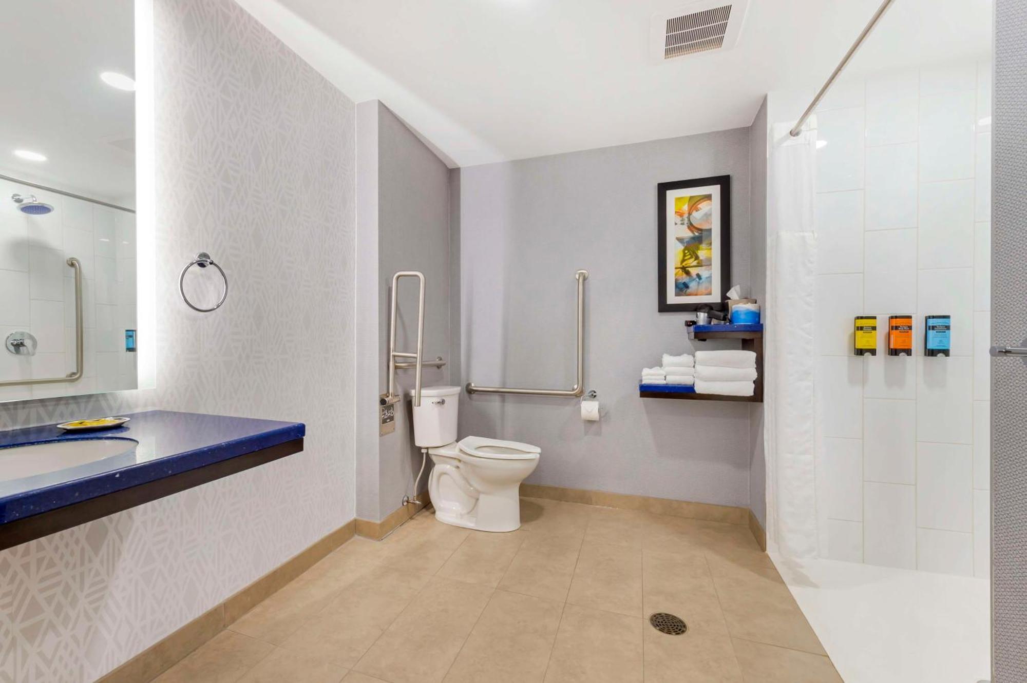 Queen Room with Two Queen Beds and Roll-In Shower - Mobility Access/Non-Smoking,1602370078:JPEG