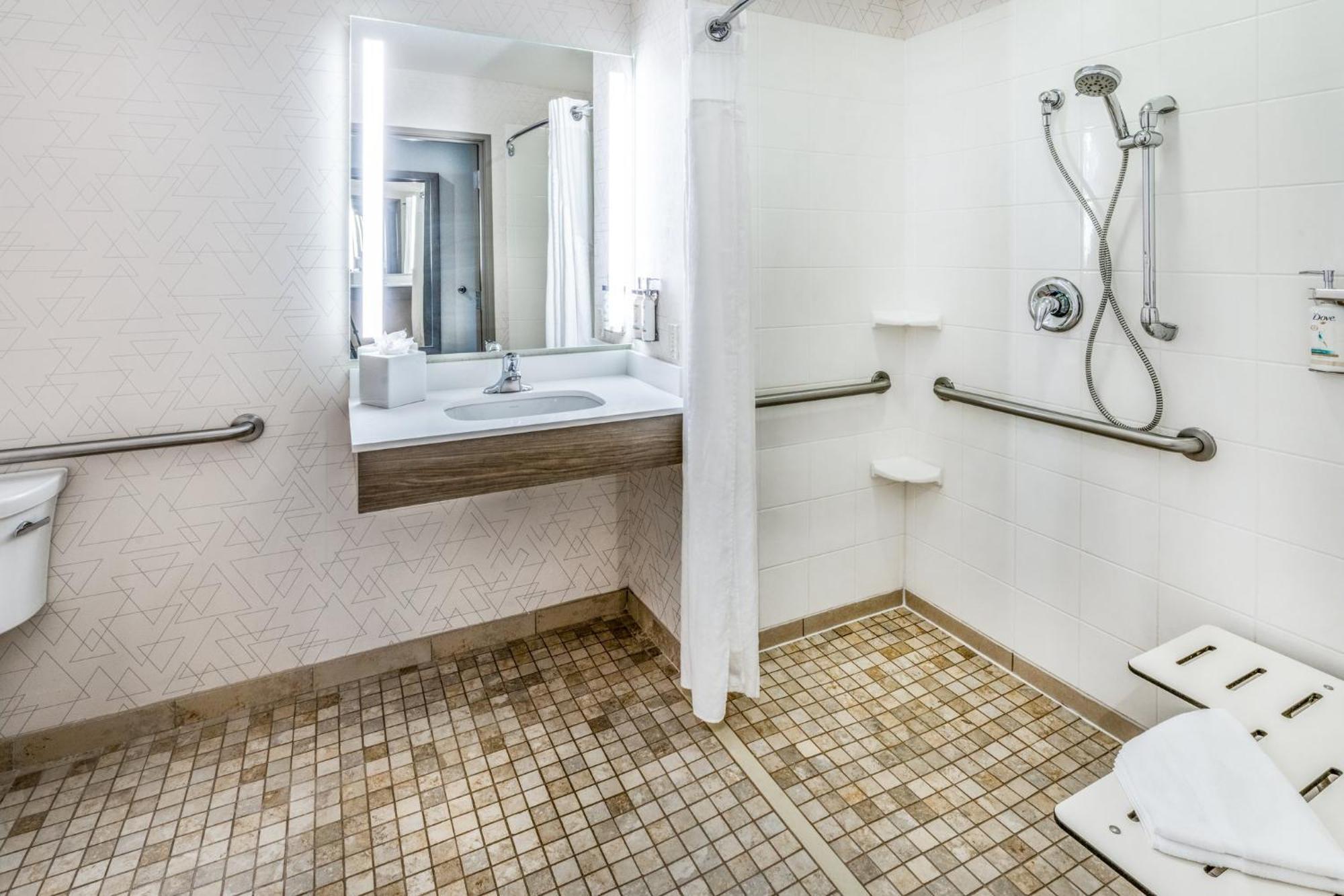 Standard Queen Room with Two Queen Beds and Roll-In Shower - Mobility Access