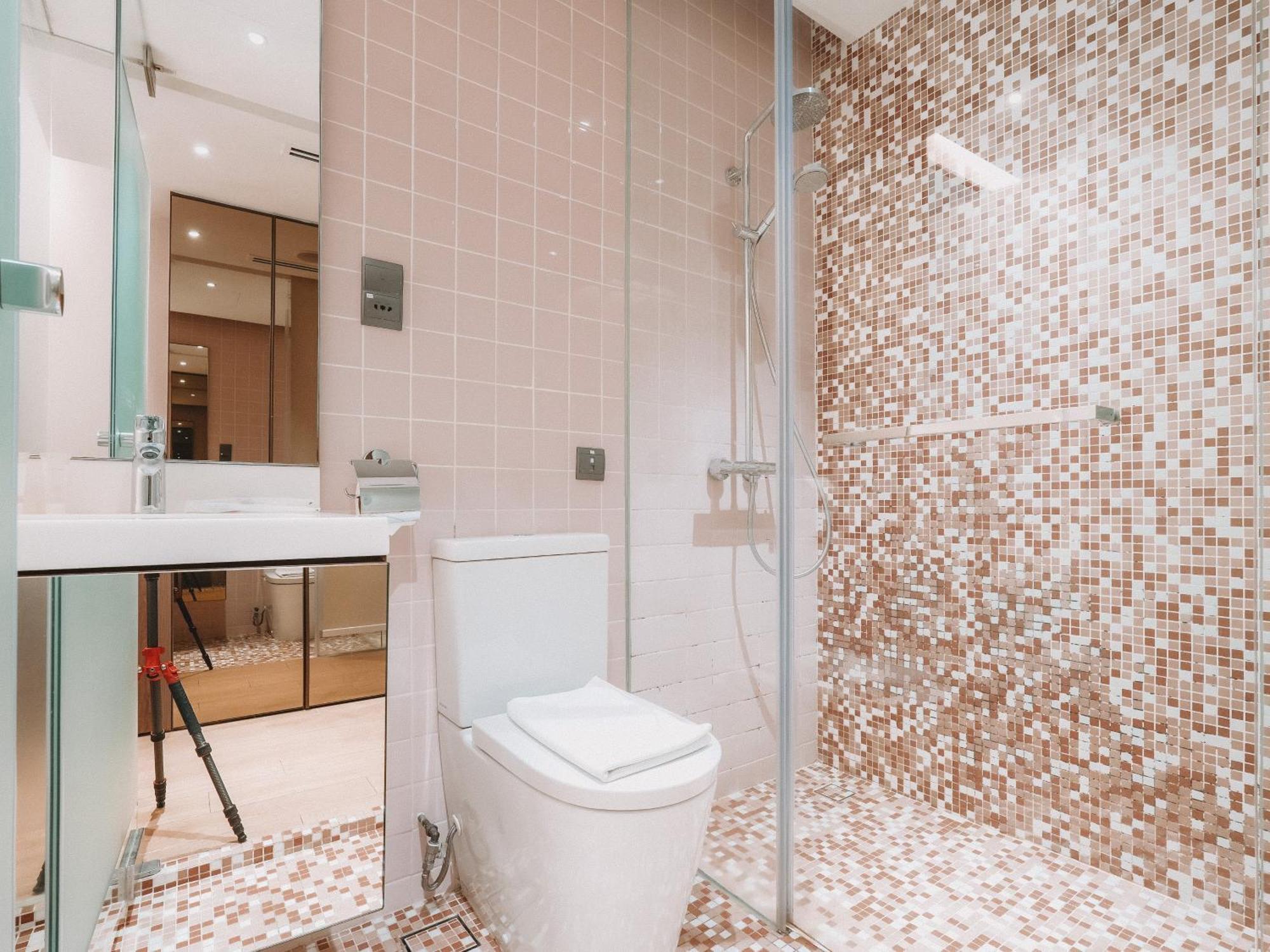 Deluxe Twin, No Window,1606959543:JPEG