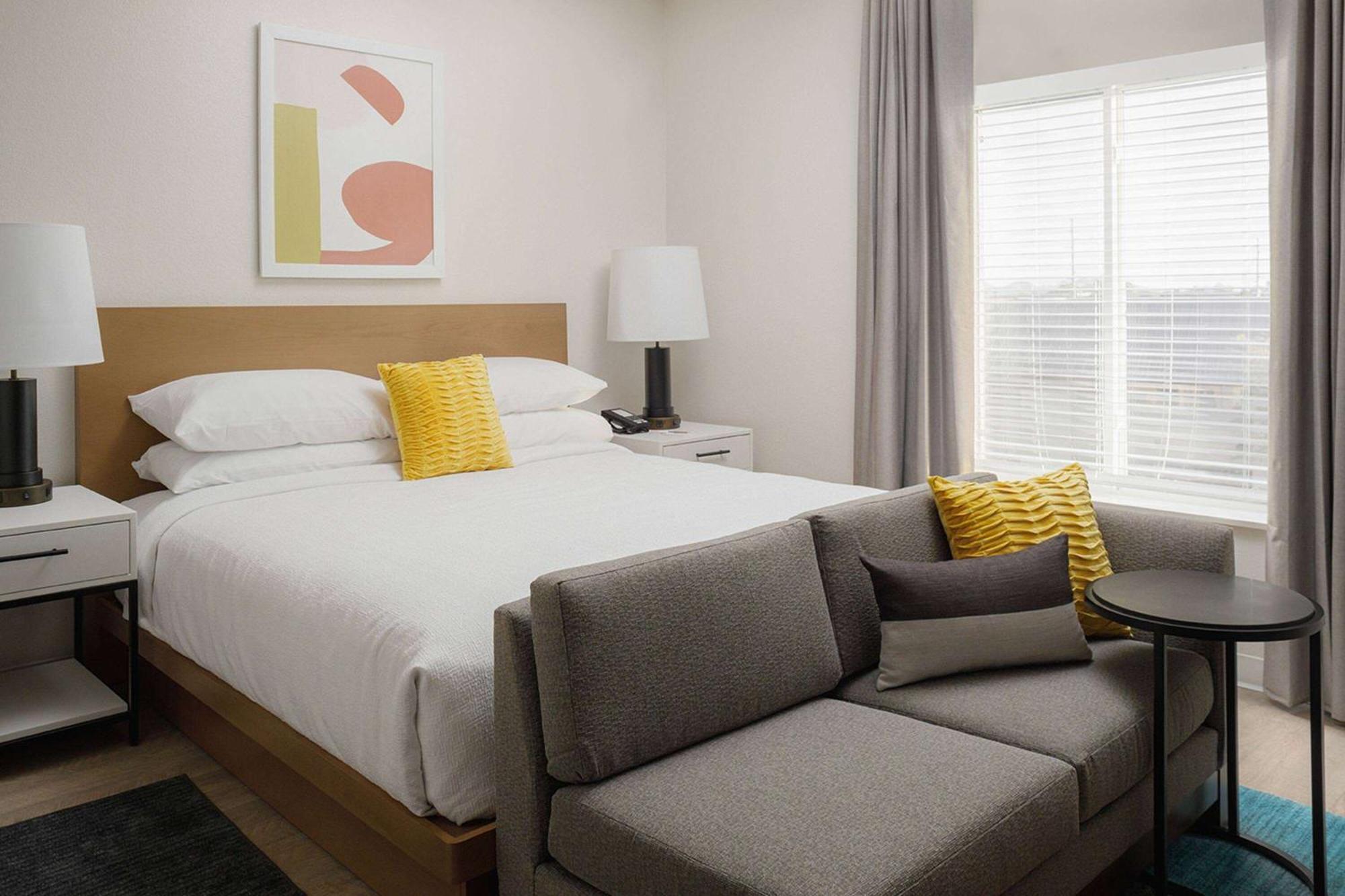 Studio Suite Roll Shower Hearing Accessible King Bed,1605534333:JPEG