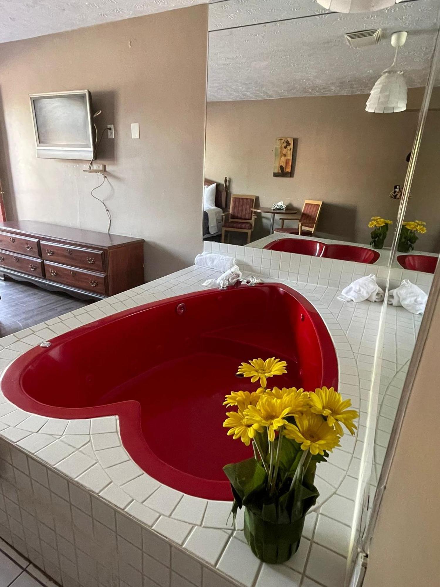 Queen Room with Hot Tub,1611108267:JPEG