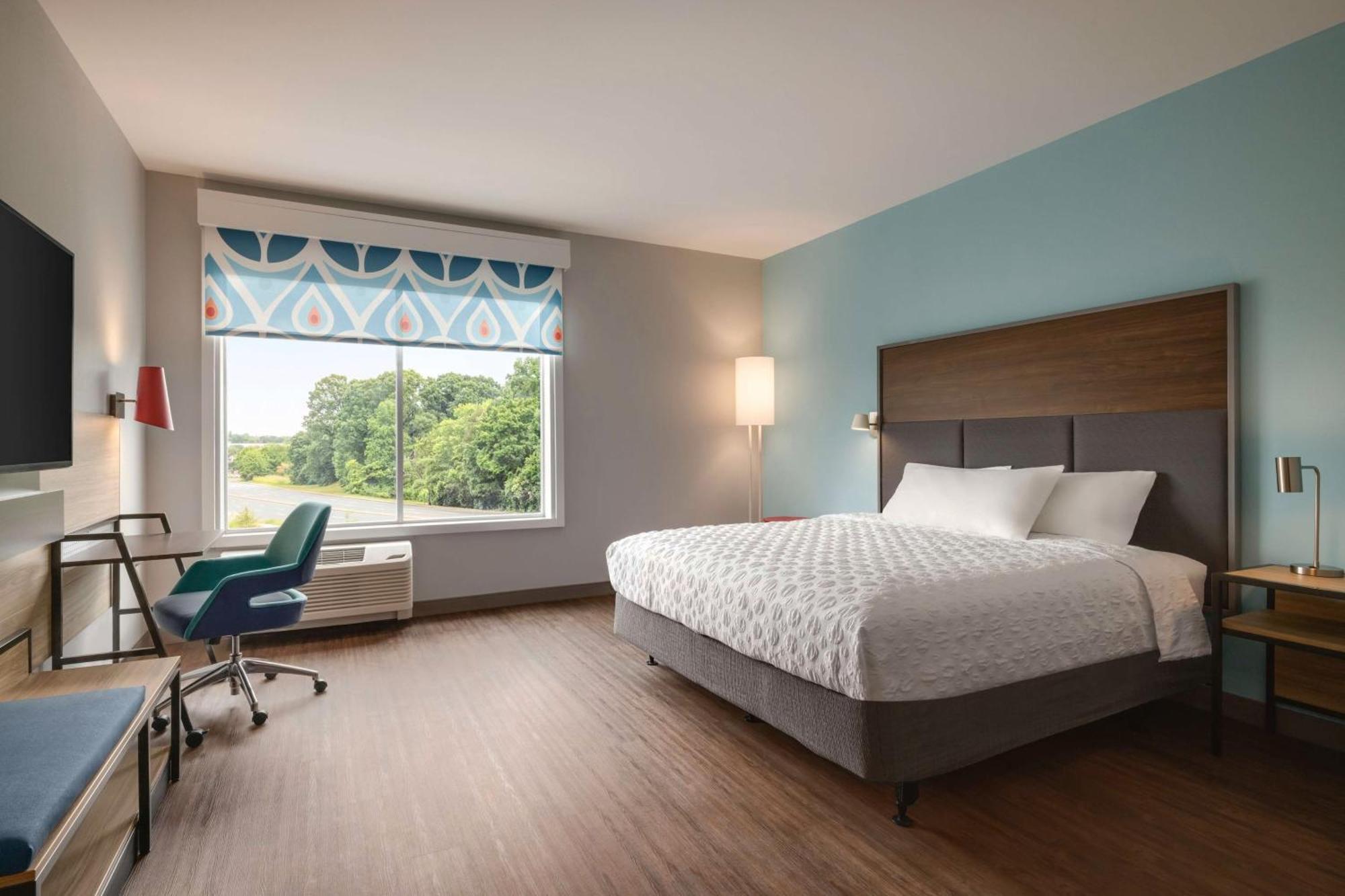 King Room with Roll-In Shower - Mobility Access