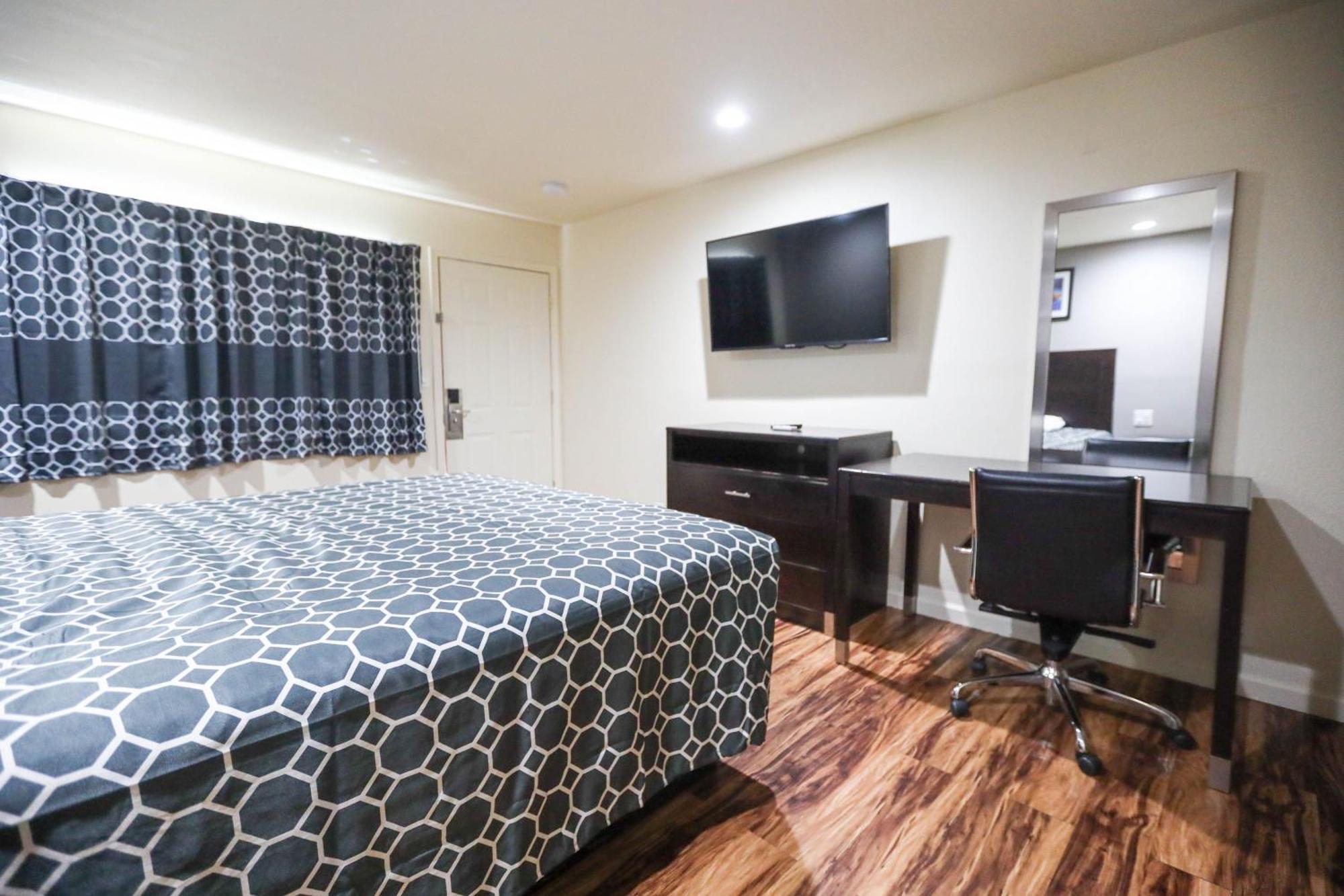 Standard Queen Room