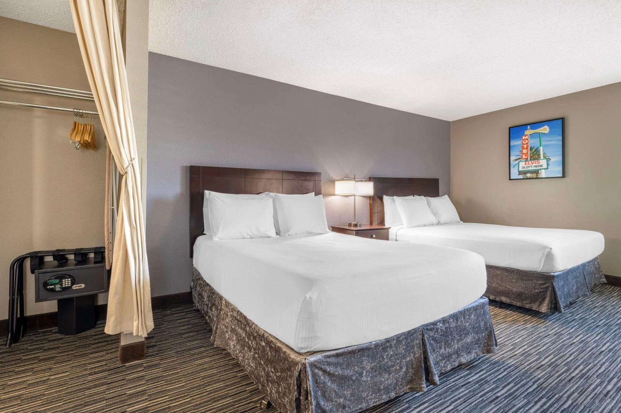 One-Bedroom Queen Suite with Sofa Bed,1623650532:JPEG