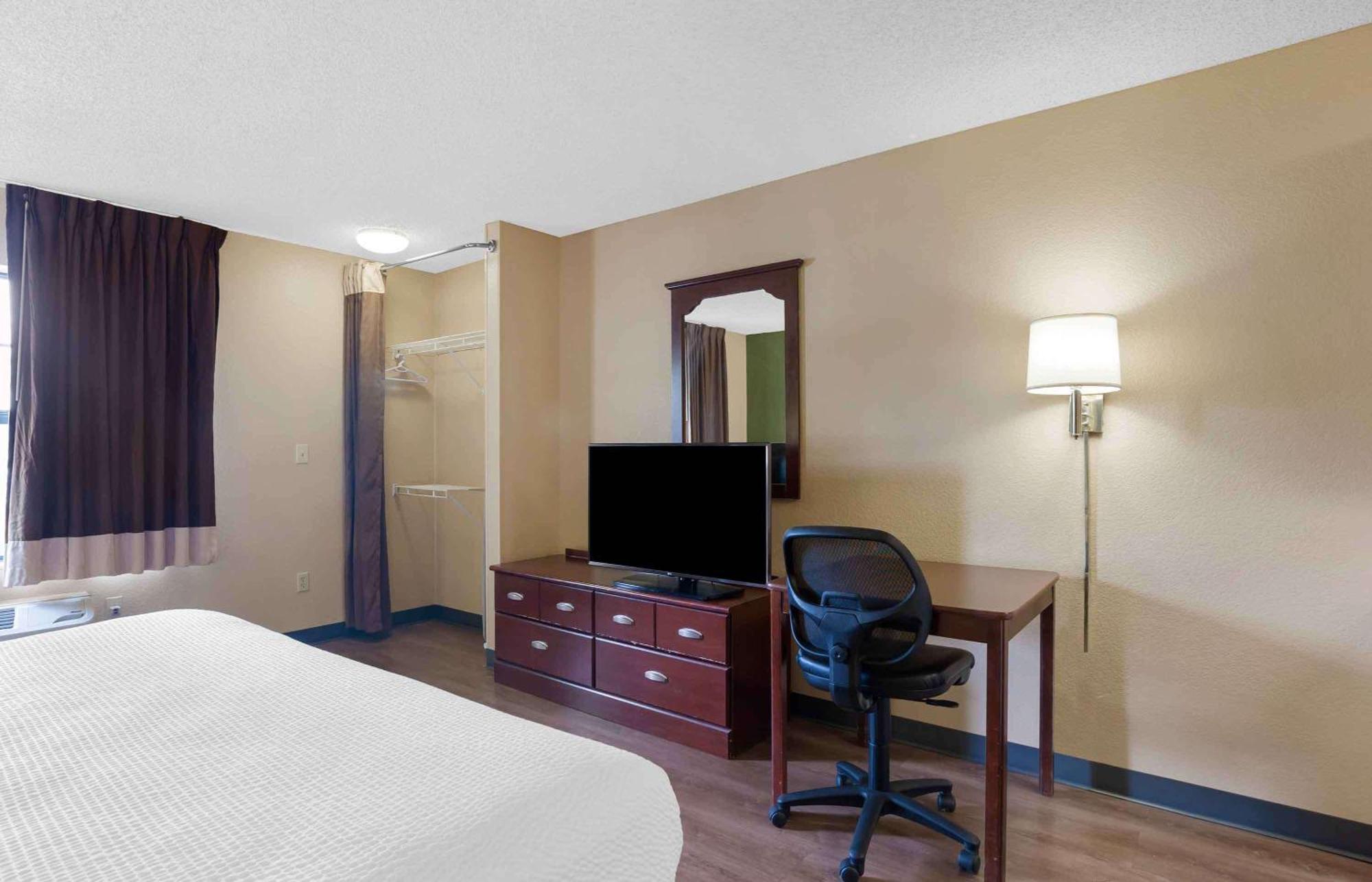 Studio with 2 Queen Beds - Non-Smoking