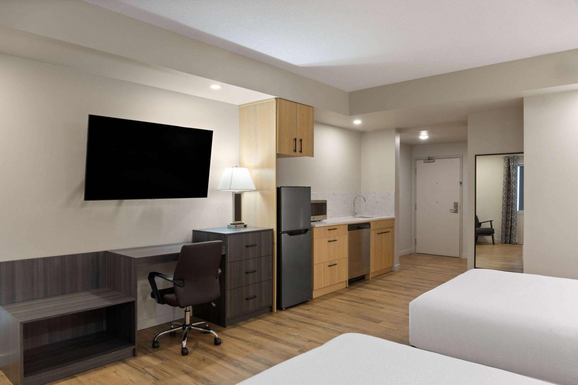 Queen Room with Two Queen Beds, Mobility Access and Roll-In shower, Non-Smoking,1625250082:JPEG