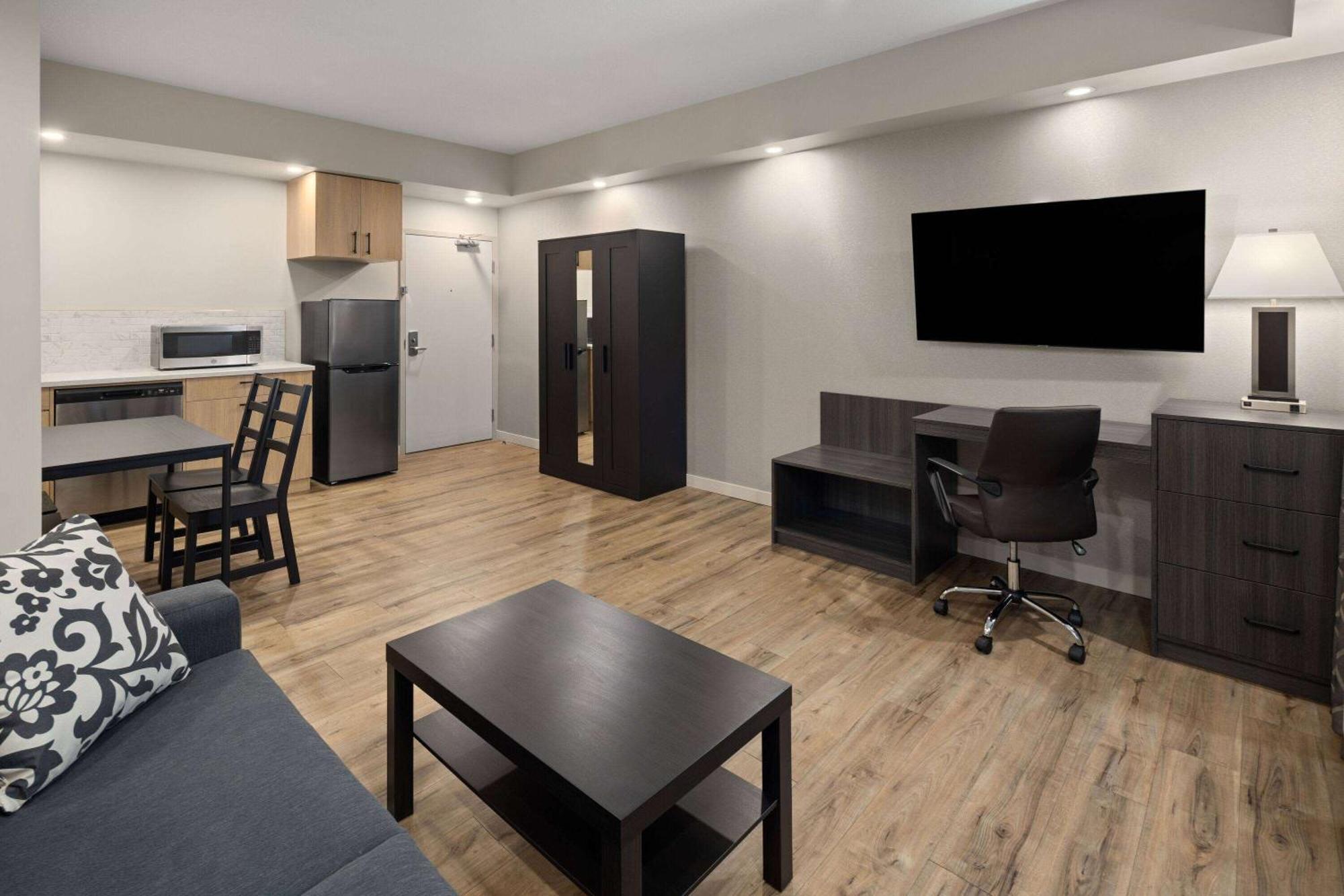 Two-Bedroom Suite with Two Queen Beds - Non-Smoking