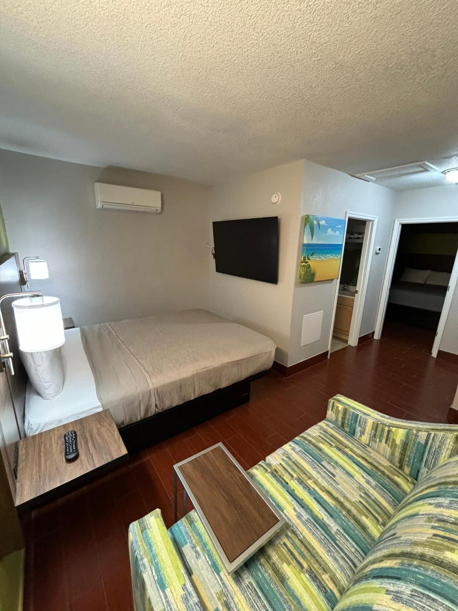 Elegant Cottage Suite with One King Bed and One Queen Bed - Non-Smoking