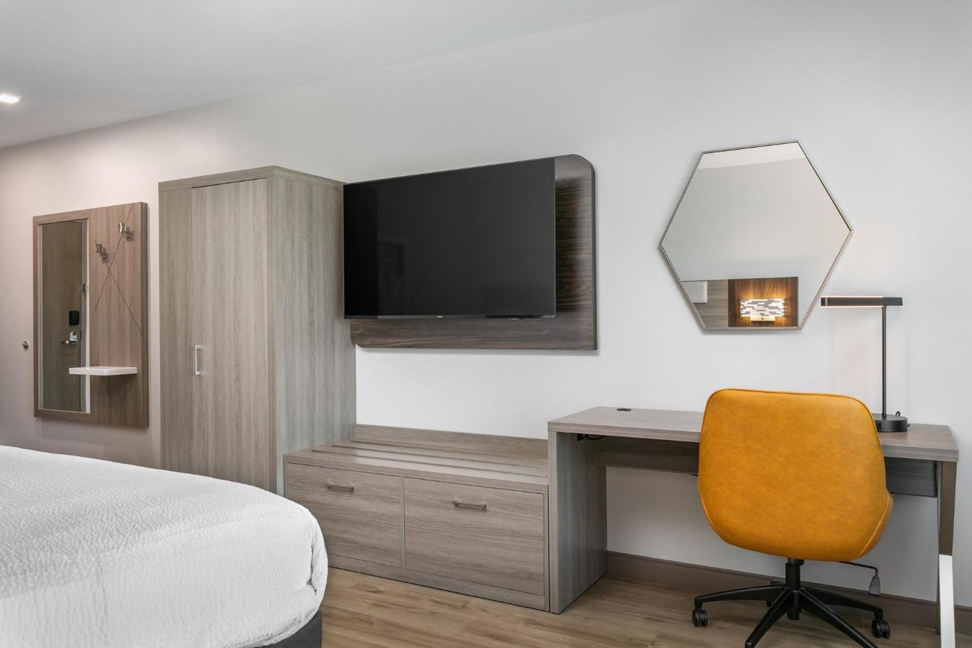Standard King Room with Mobility Accessible Tub