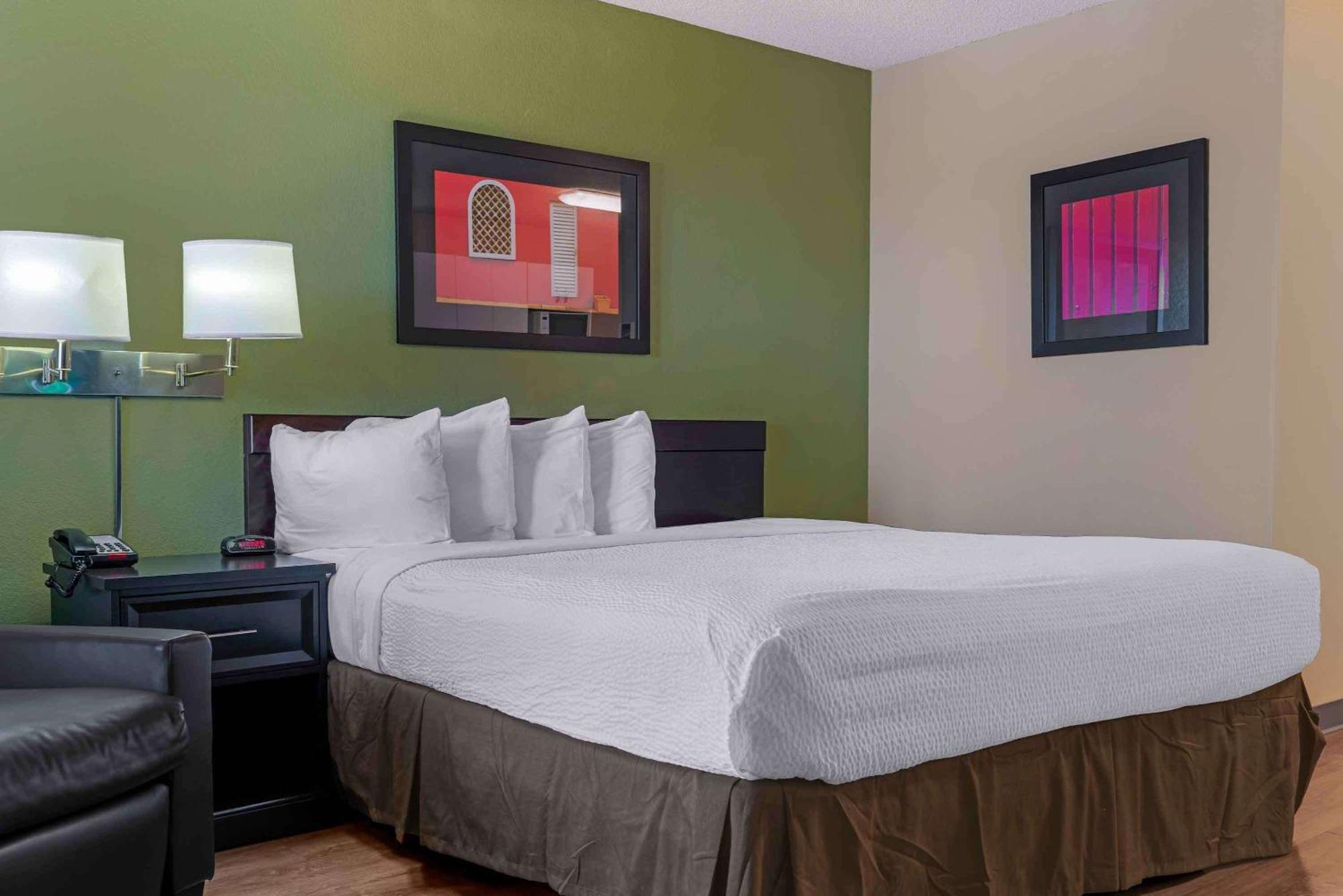 1 Queen Bed | ADA/RI Shower/Smoking/Kitchen