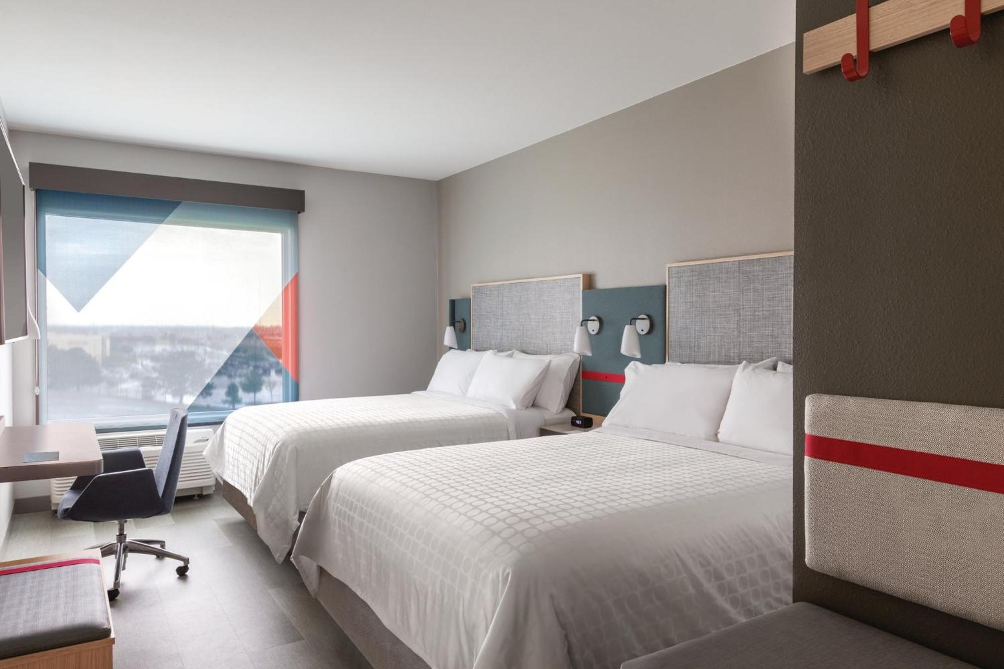 Queen Room with Transfer Shower - Communications/Mobility Access