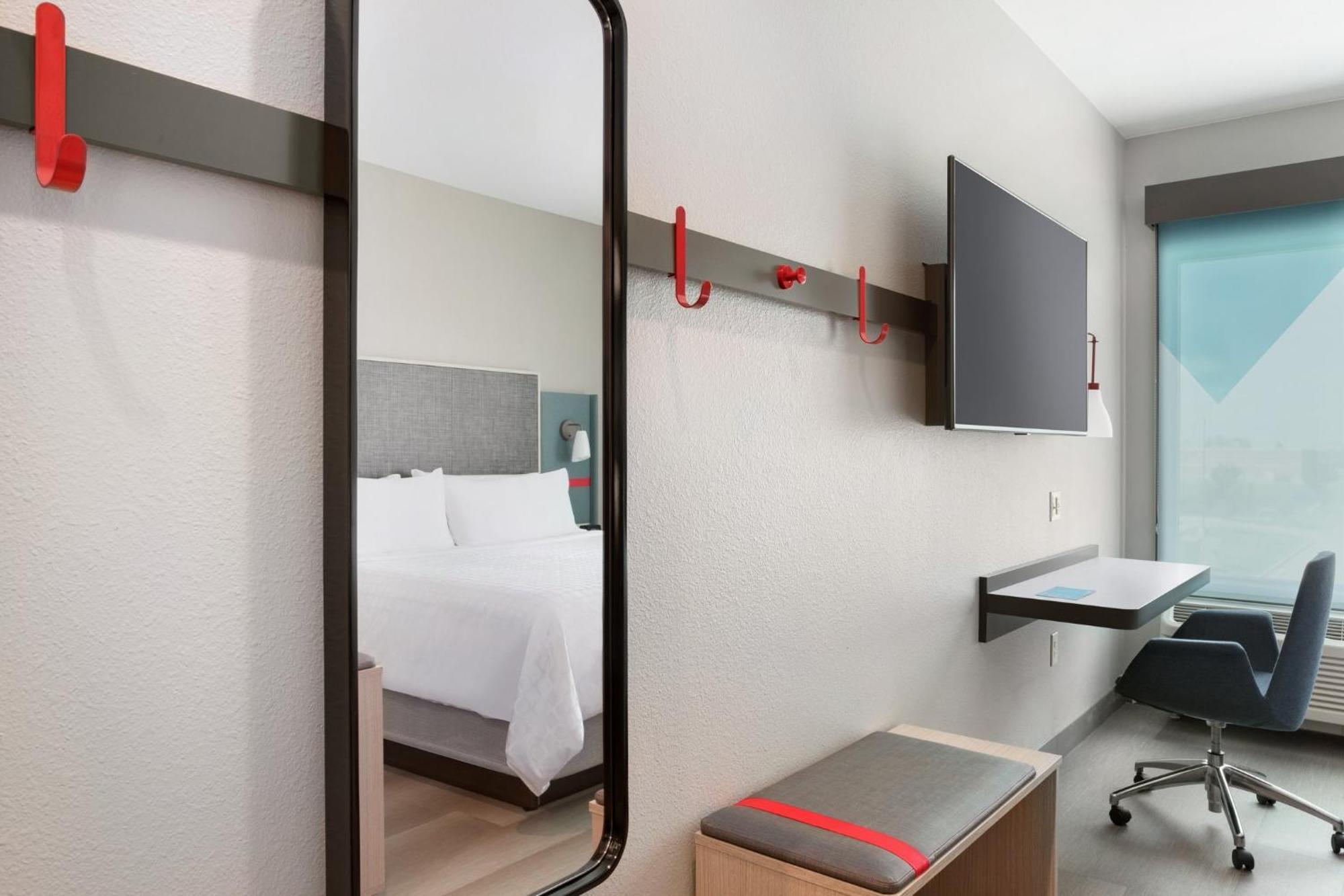 King Room with Transfer Shower - Communications/Mobility Accessible