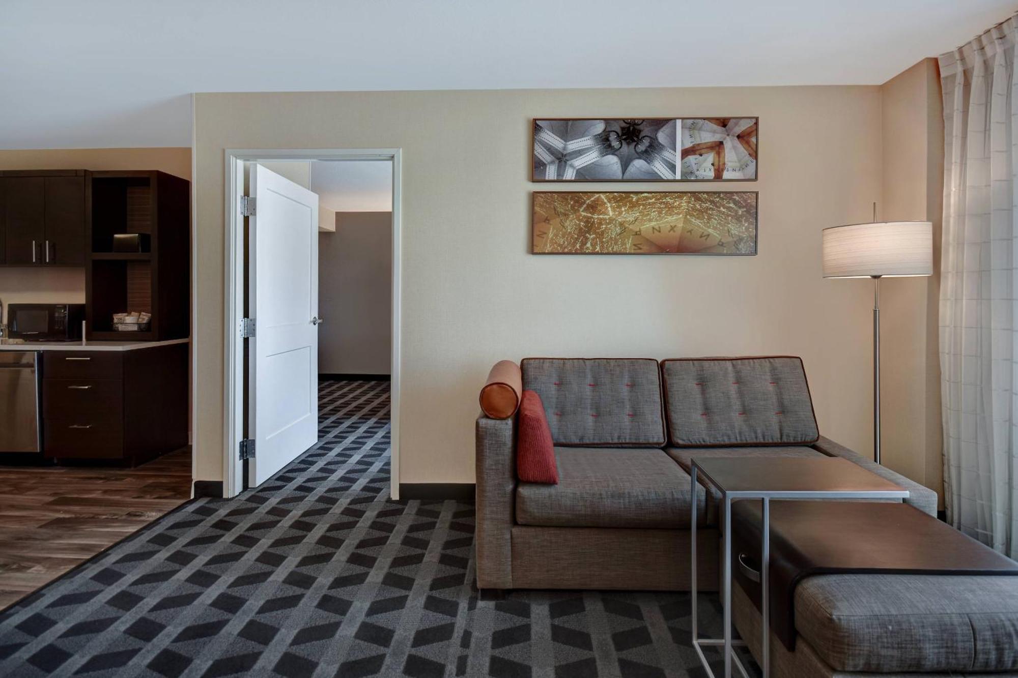 King Studio with Sofa Bed and Adapted Tub - Mobility and Hearing Accessible,1634469627:JPEG