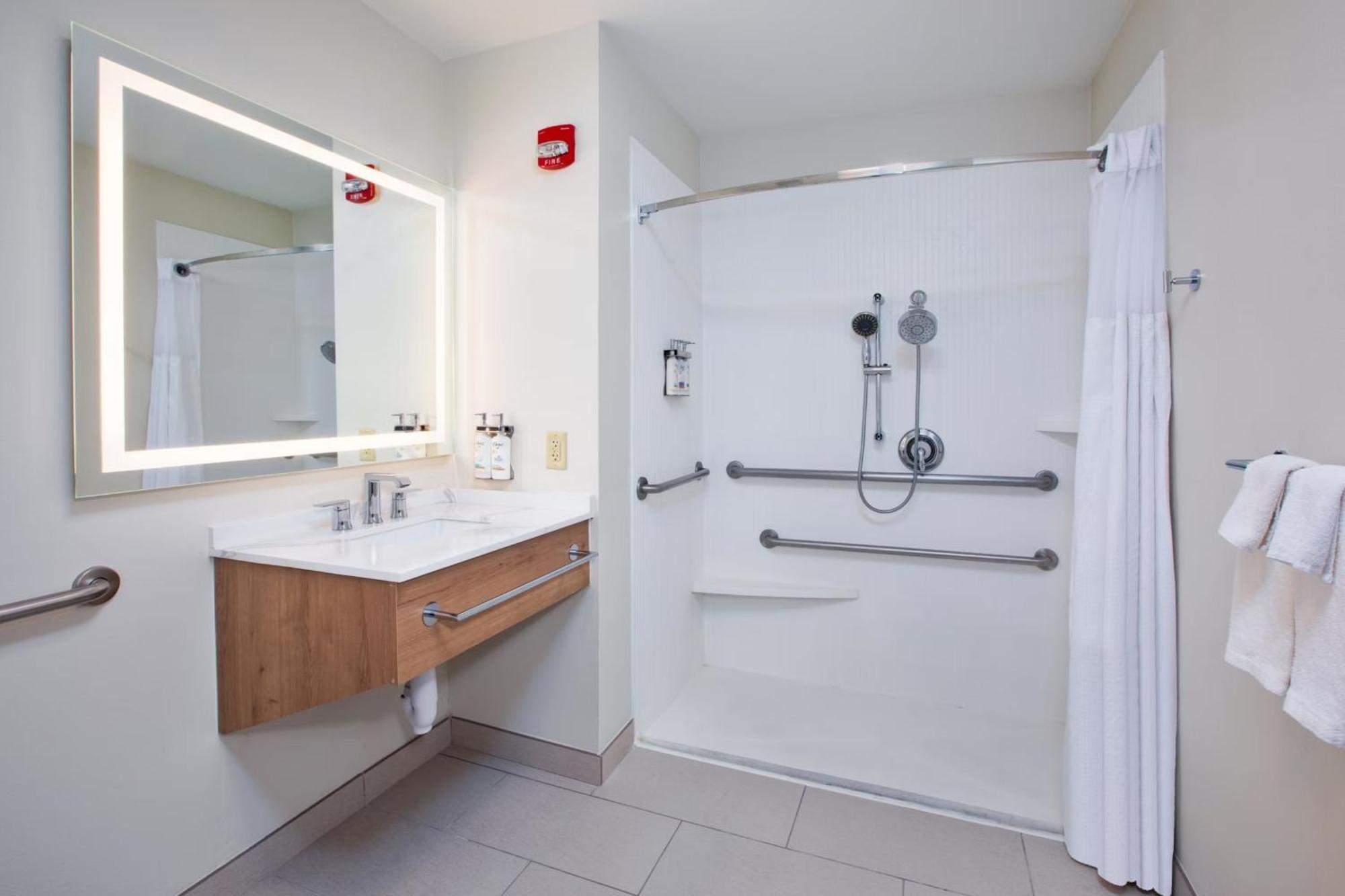 Queen Studio Suite with Bath Tub - Mobility Accessible - Non-Smoking