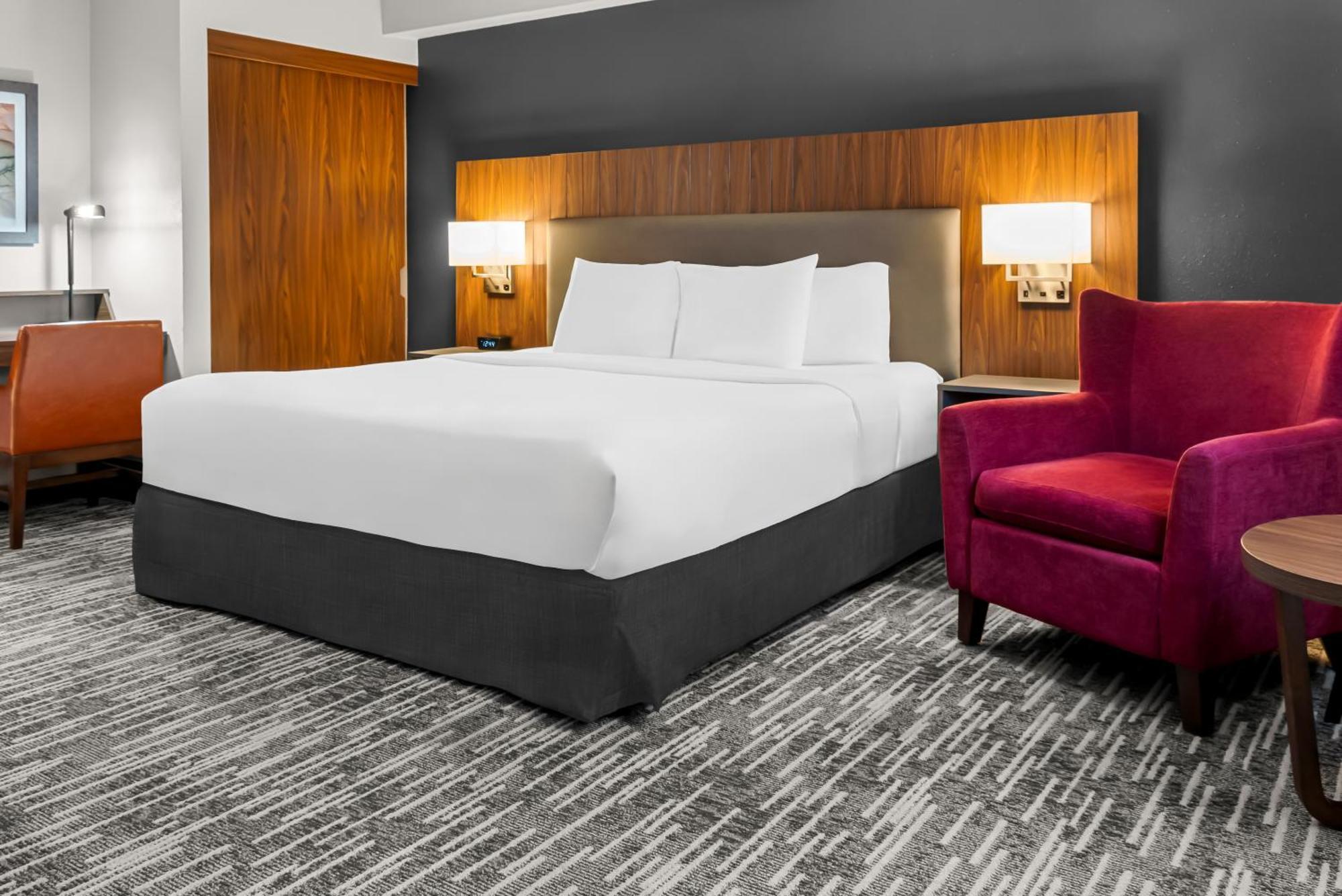 One-Bedroom King Suite - Non-Smoking/Upper Floor