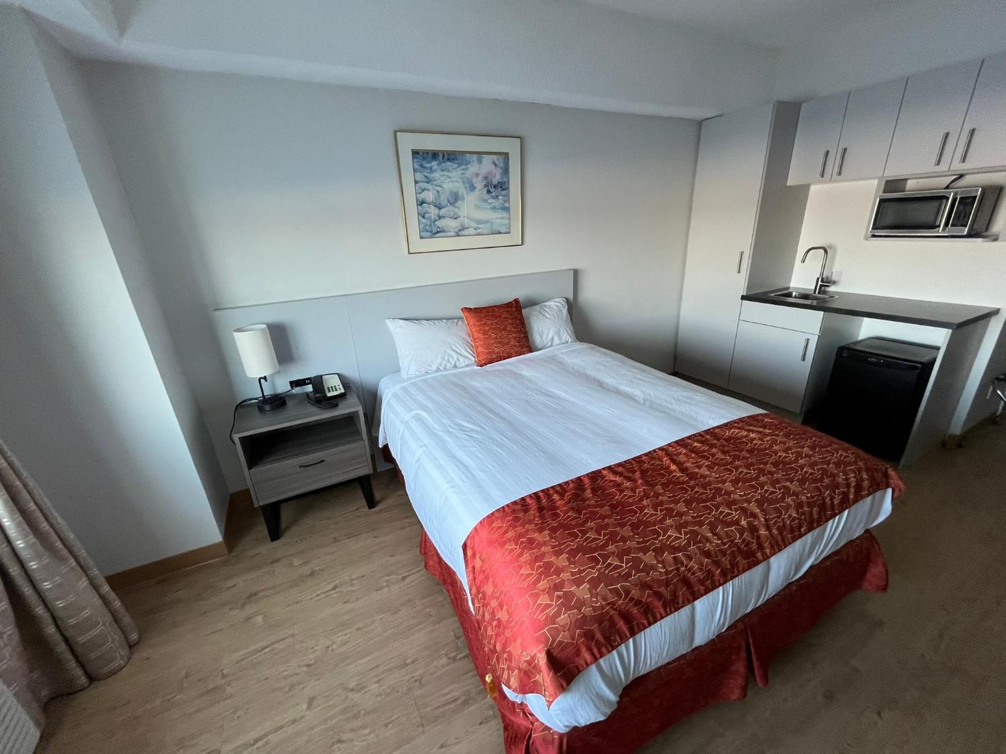 Deluxe Queen Room