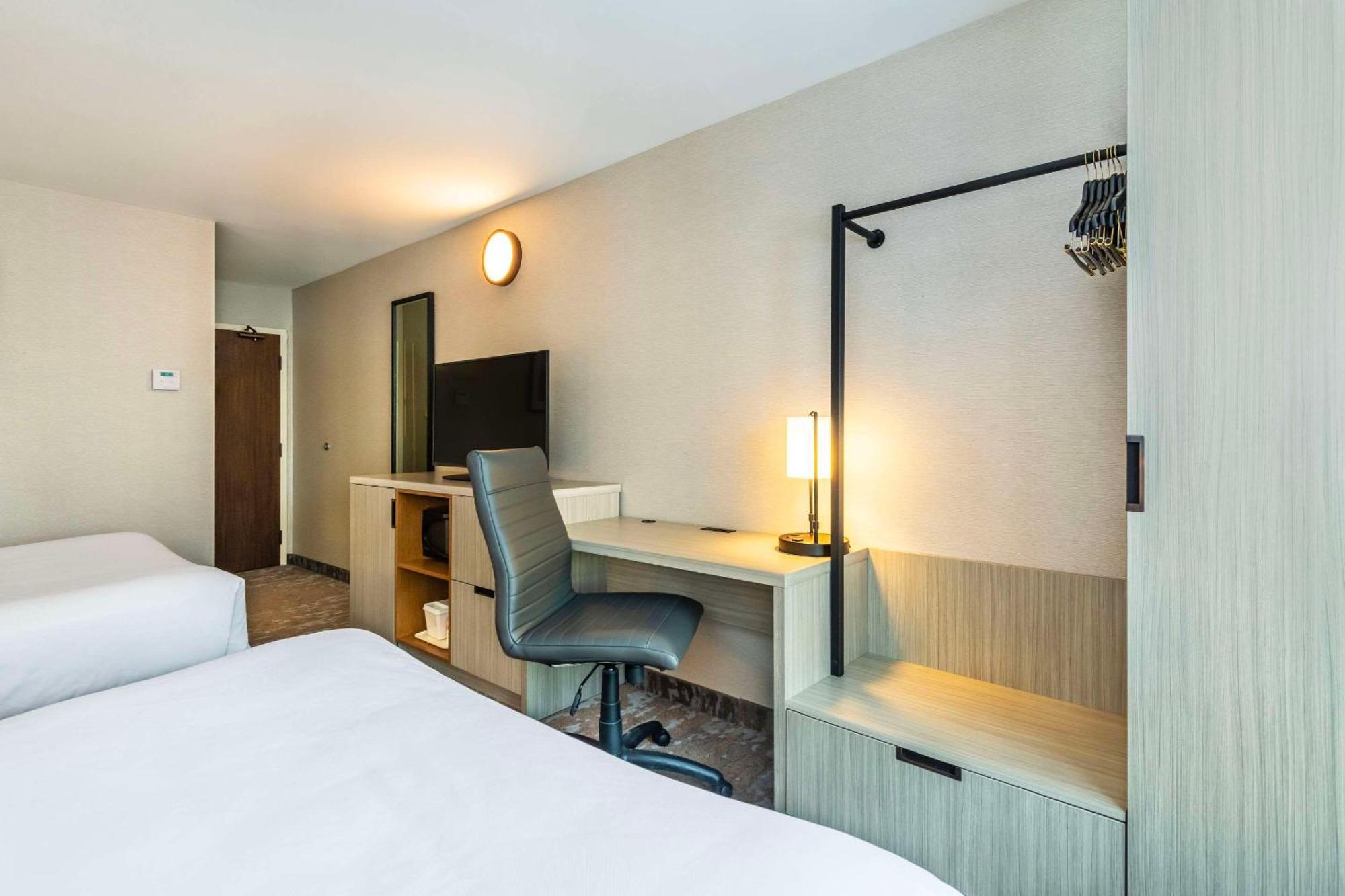 Queen Room with Two Queen Beds - Non-Smoking - Upper Floor,1658077667:JPEG