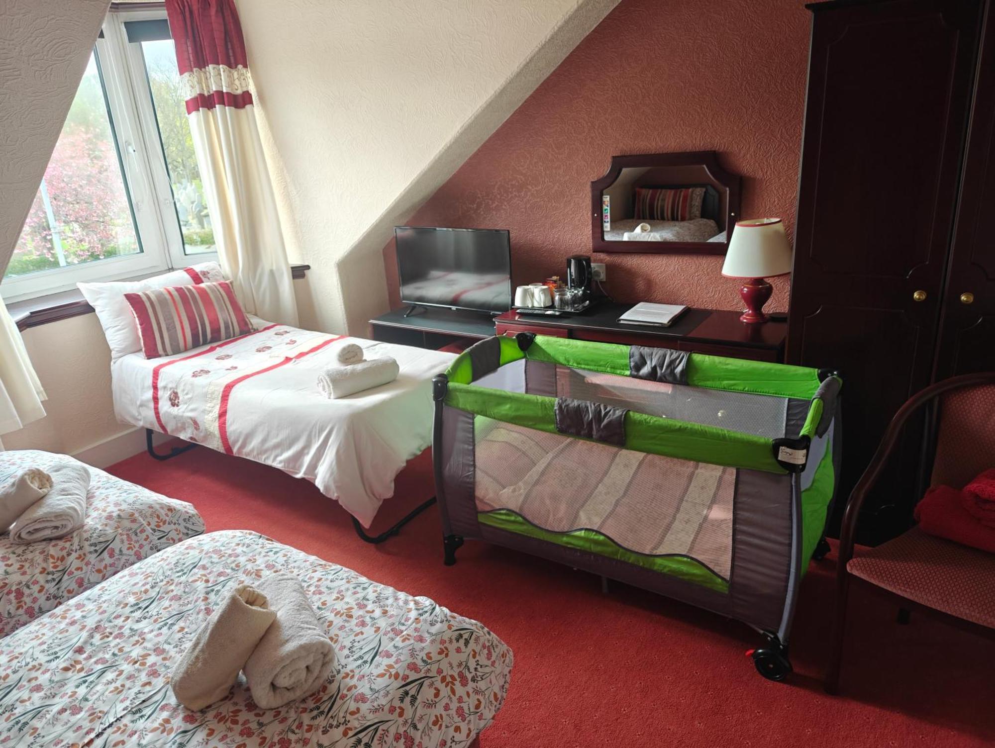 Family Room with Private External Bathroom,1689866499:JPEG
