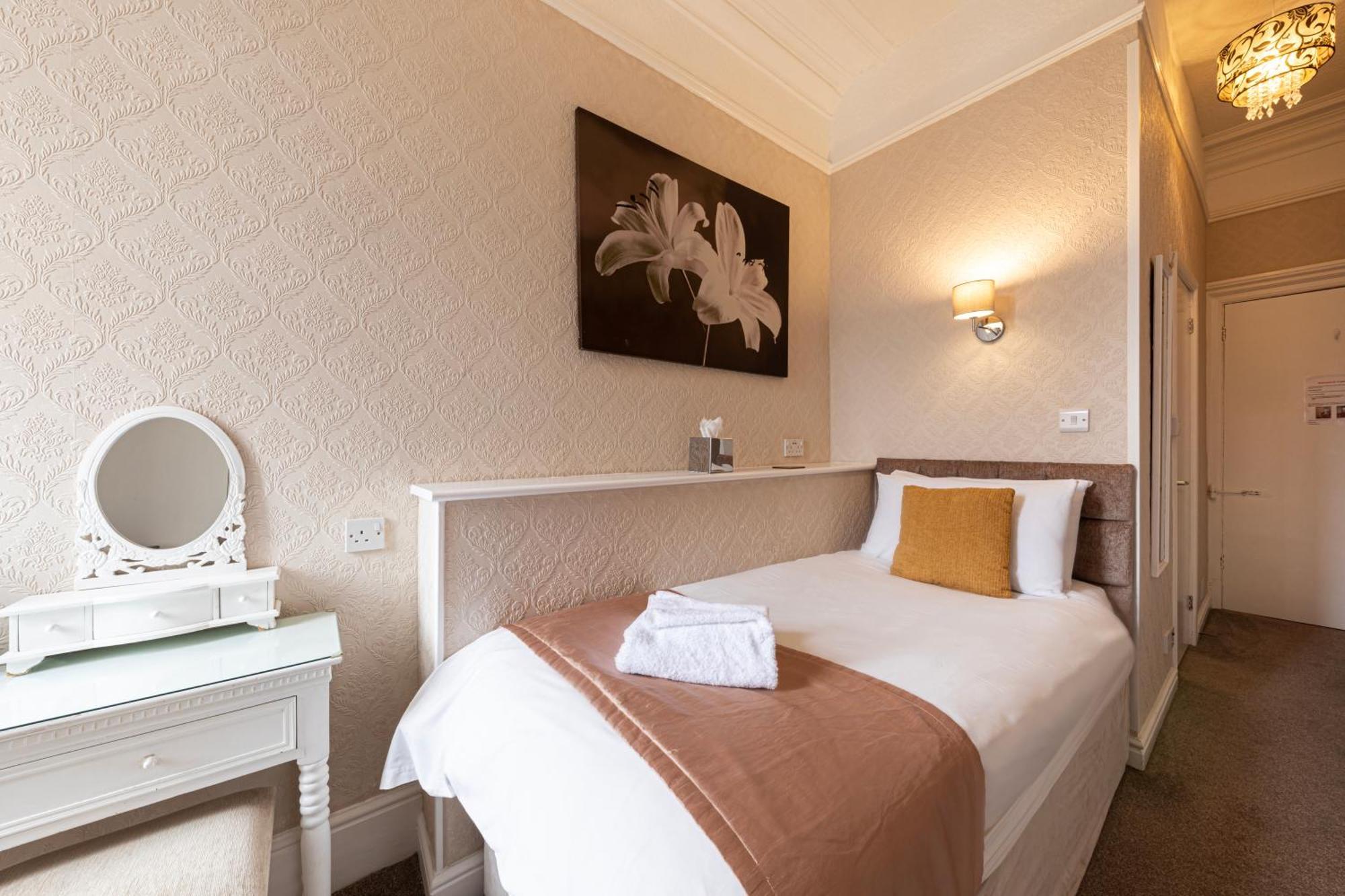 Single Room with Shower,1662429282:JPEG