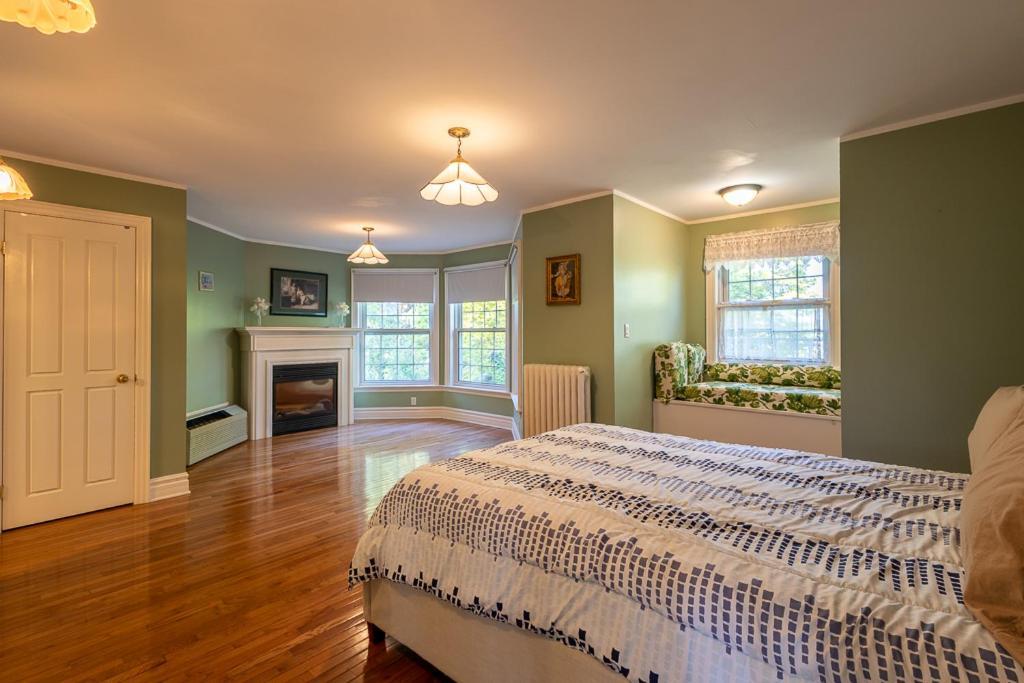 Deluxe Queen Suite