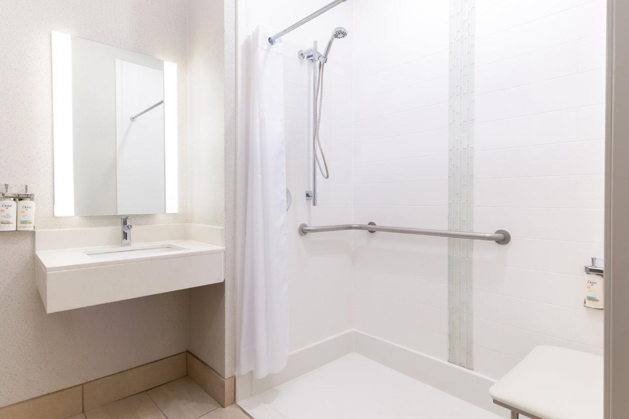 King Room with Roll-In Shower - Disability Access,1742649159:JPEG
