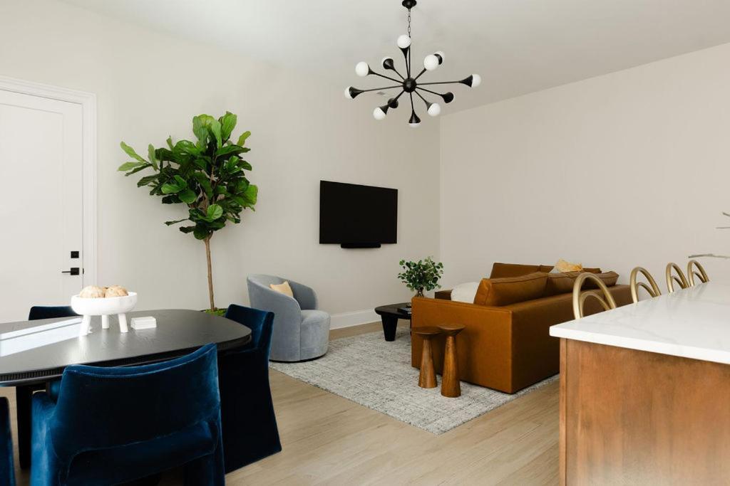 Deluxe One-Bedroom Apartment