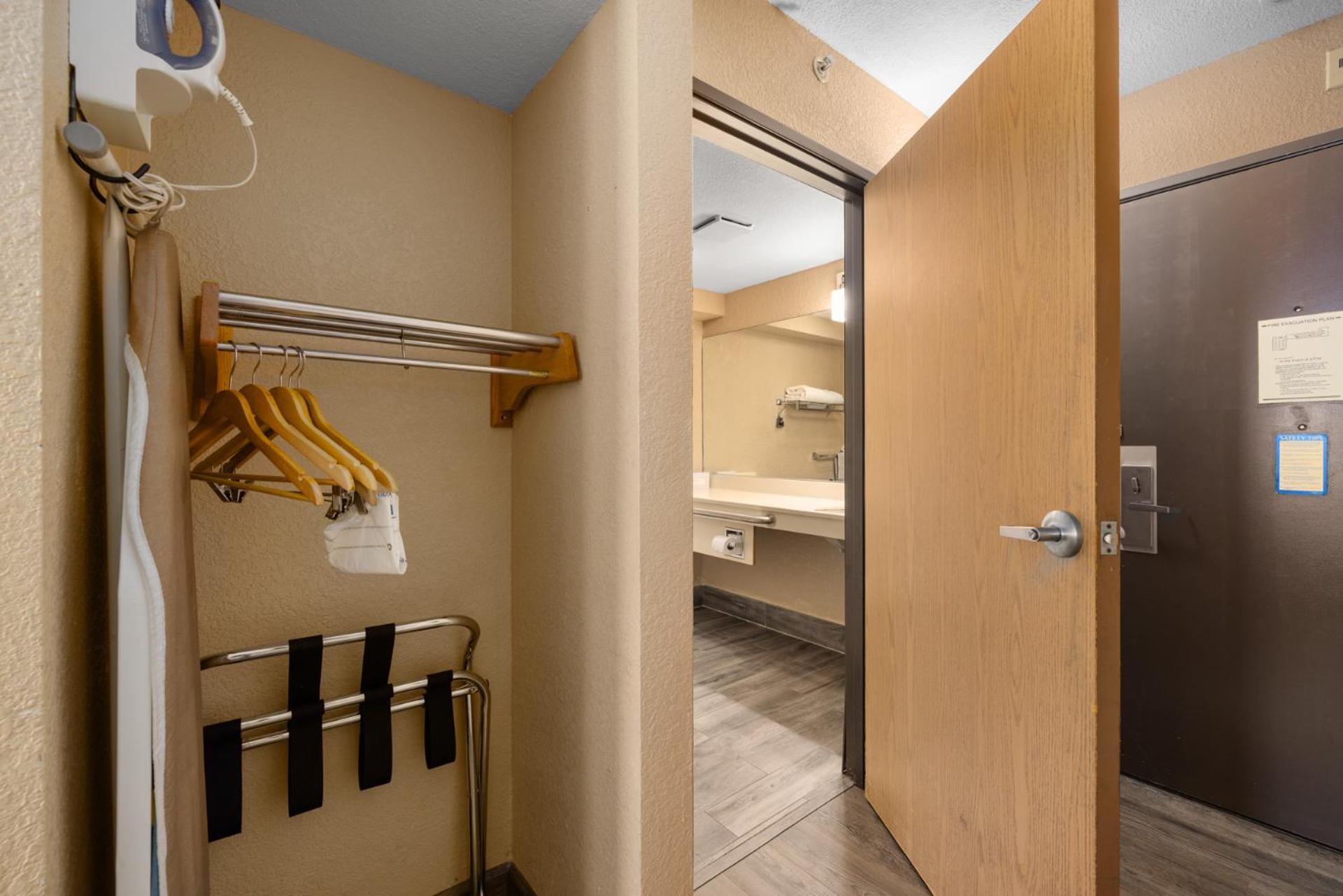 King Room with Mobility/Hearing Impaired Access - Non-Smoking,1677863682:JPEG