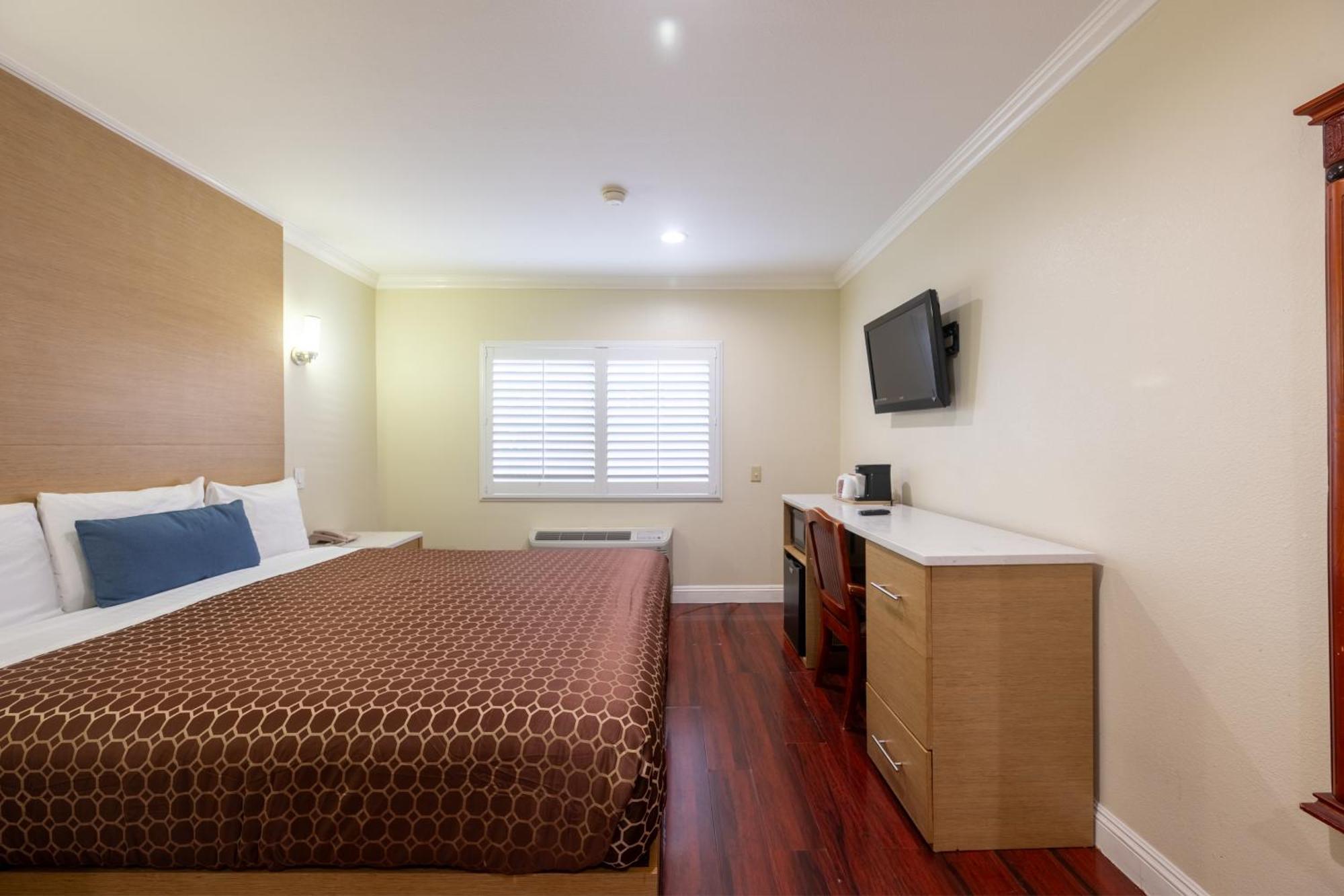 Deluxe King Room,1678631486:JPEG