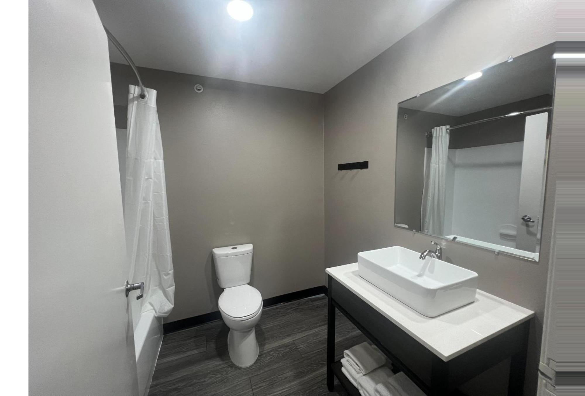 Queen Room - Disability Access - Non-Smoking