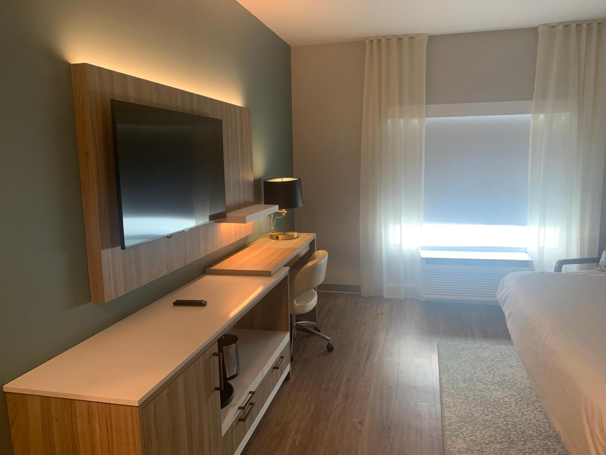 King Room with Mobility/Hearing Access and Roll-In Shower, Non-Smoking