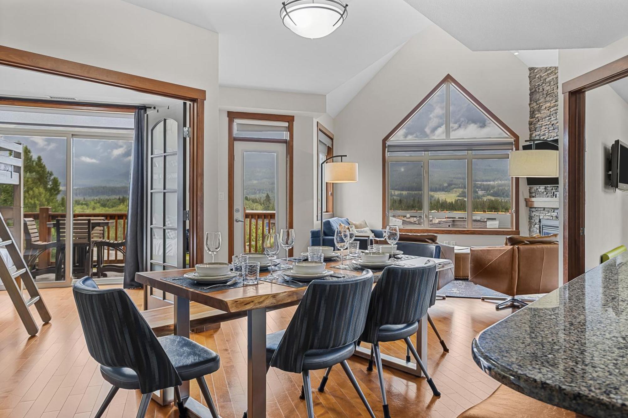 Three-Bedroom Apartment with Mountain View