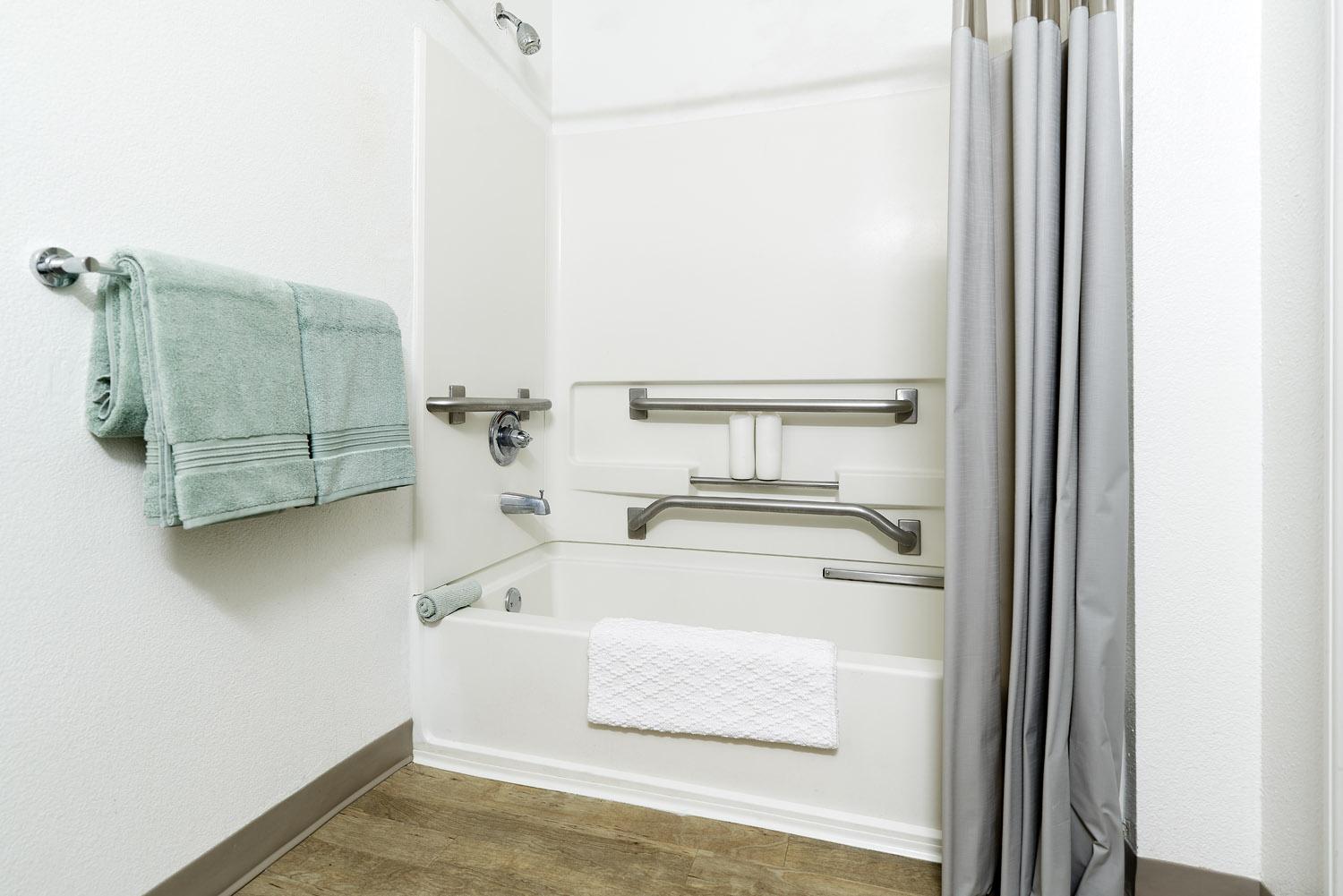 Traditional - 1 Queen Bed Accessible Studio w/ Kitchen