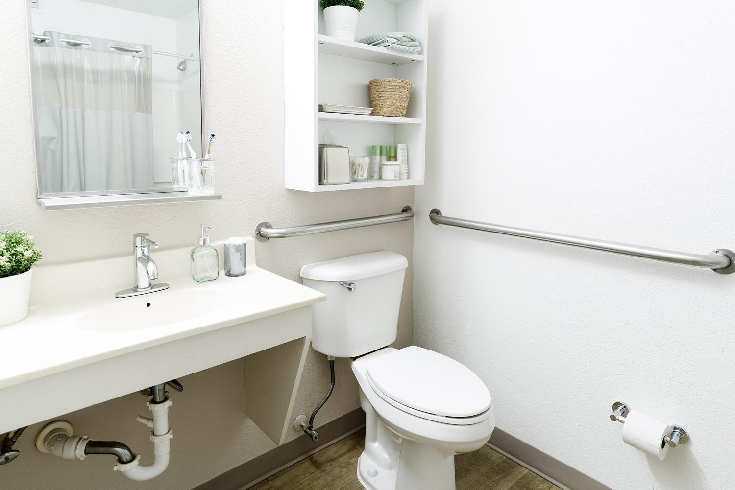 Premium - 1 Full Bed Accessible Studio w/ Roll-In Shower