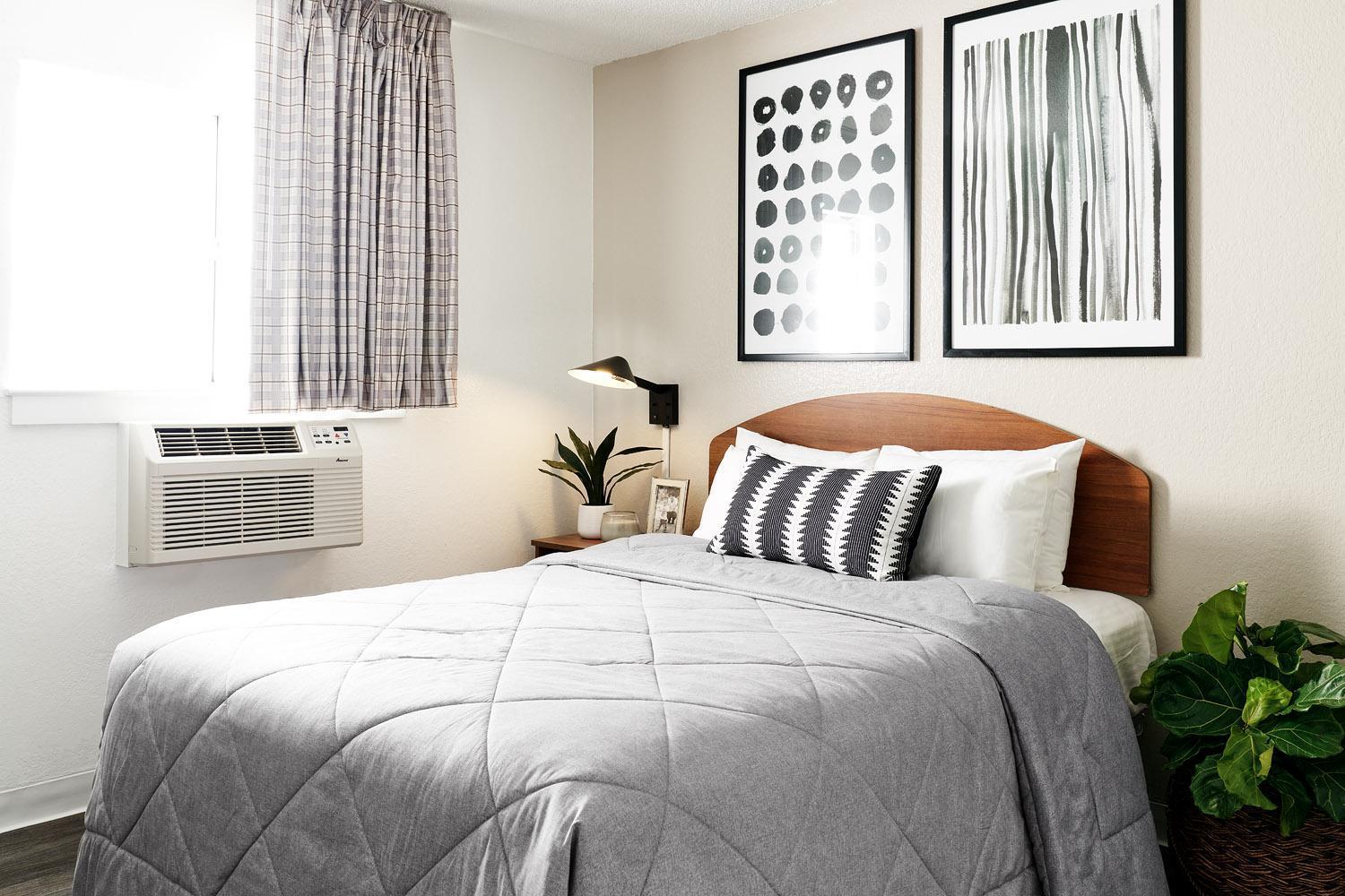 Upgraded - 1 Full Bed Accessible Studio w/ Kitchen