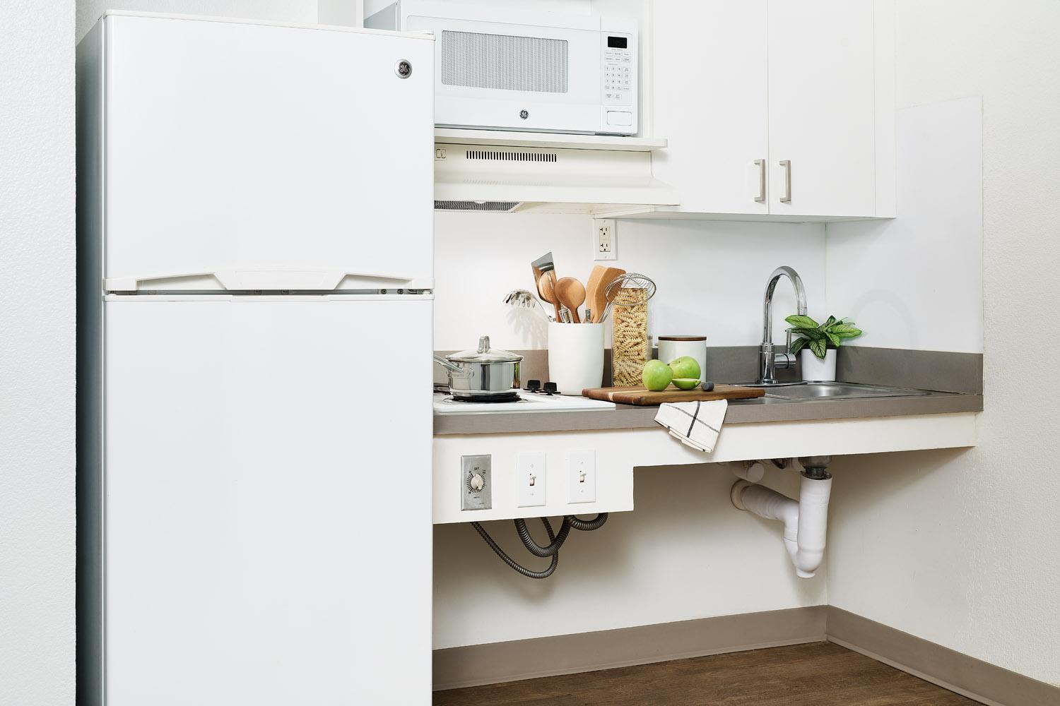 Traditional - 1 Full Bed Accessible Studio w/ Kitchen