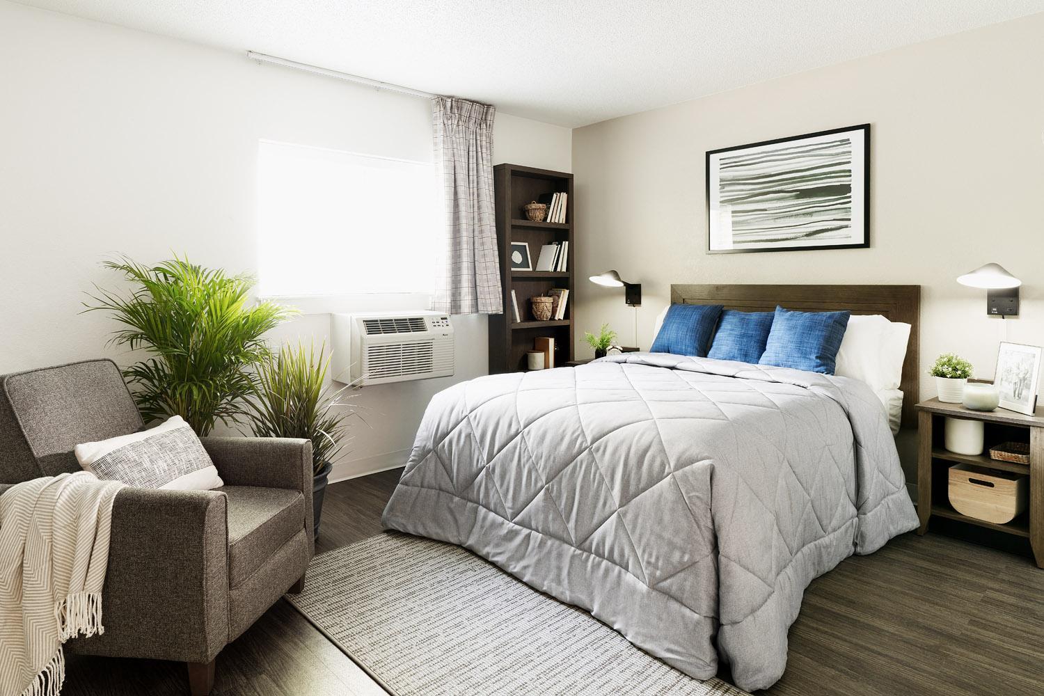Premium Fully Renovated - 1 Queen Bed Accessible w/ Kitchen