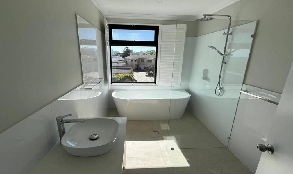 Luxury Suite with Sea View and Bath