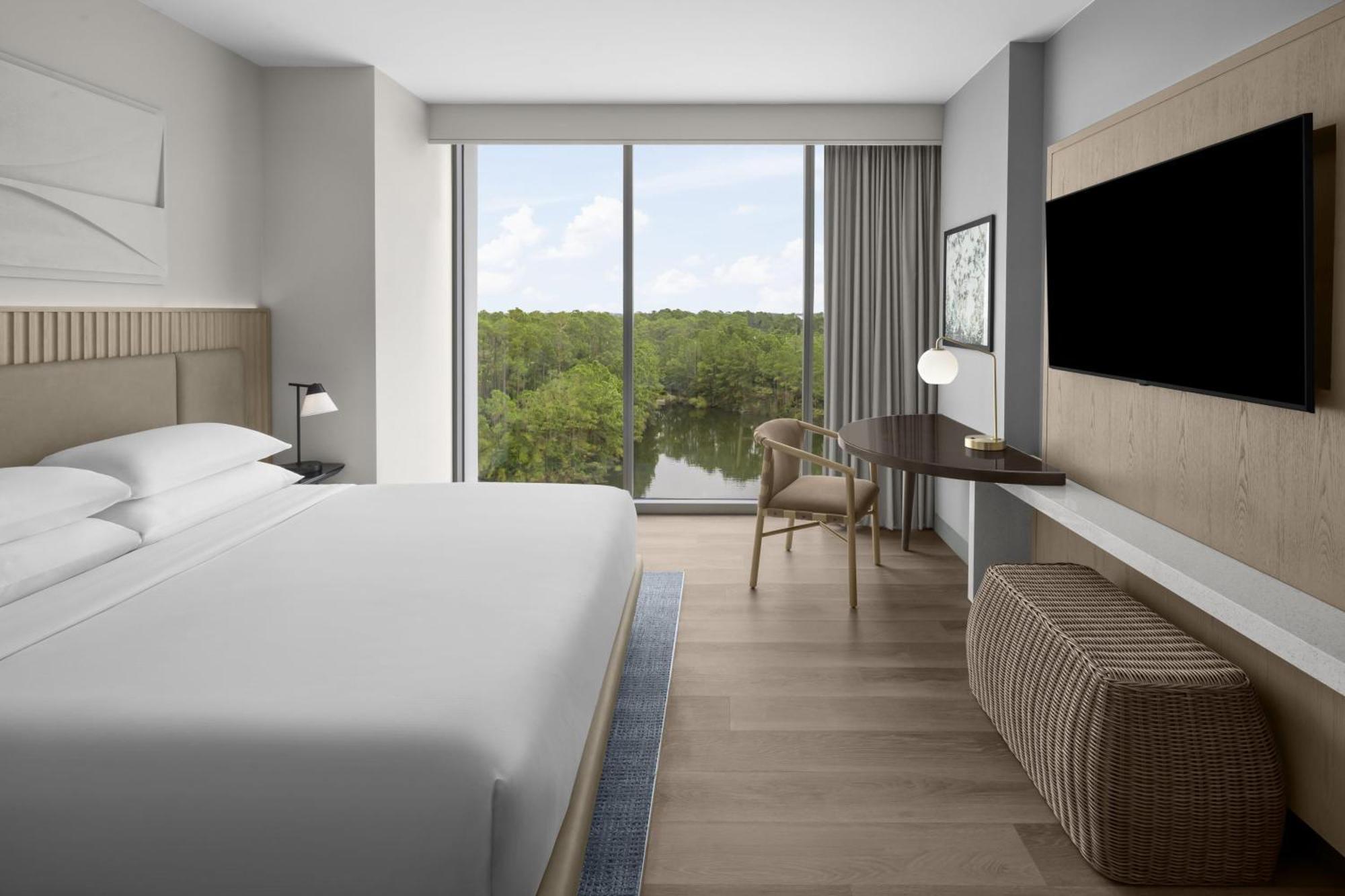 King Room with Roll-In Shower and Water View - Mobility Accessible