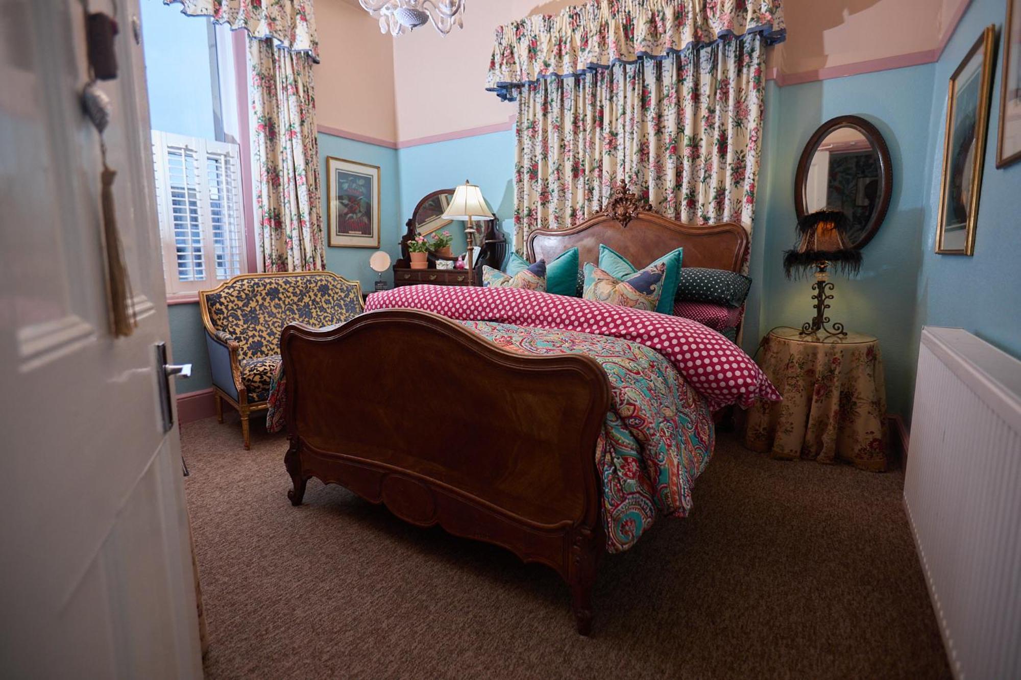 Large Double Room with Private External Bathroom