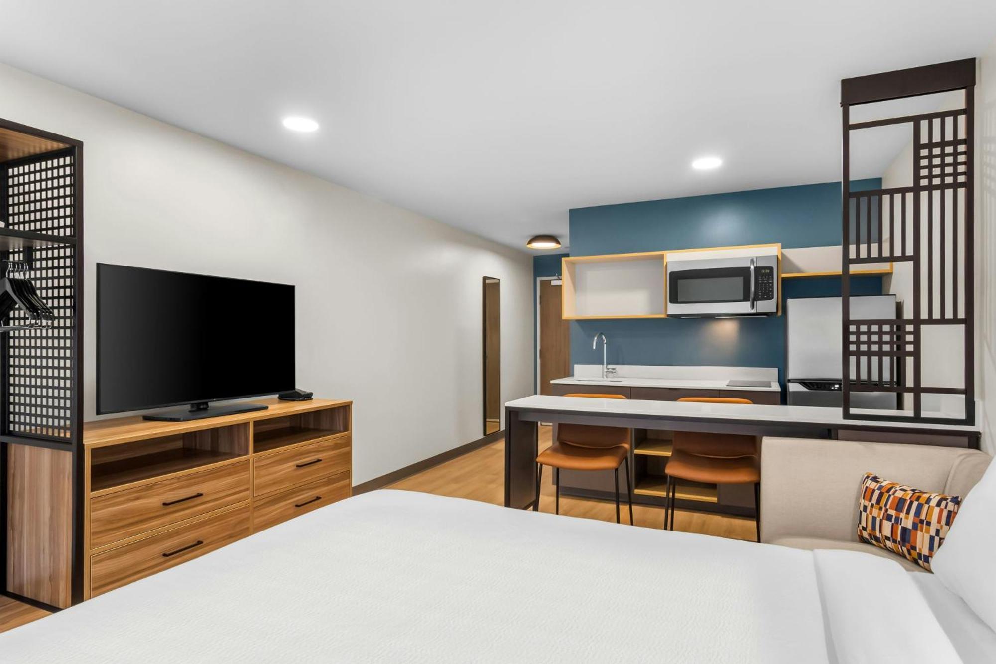 Standard Queen Room