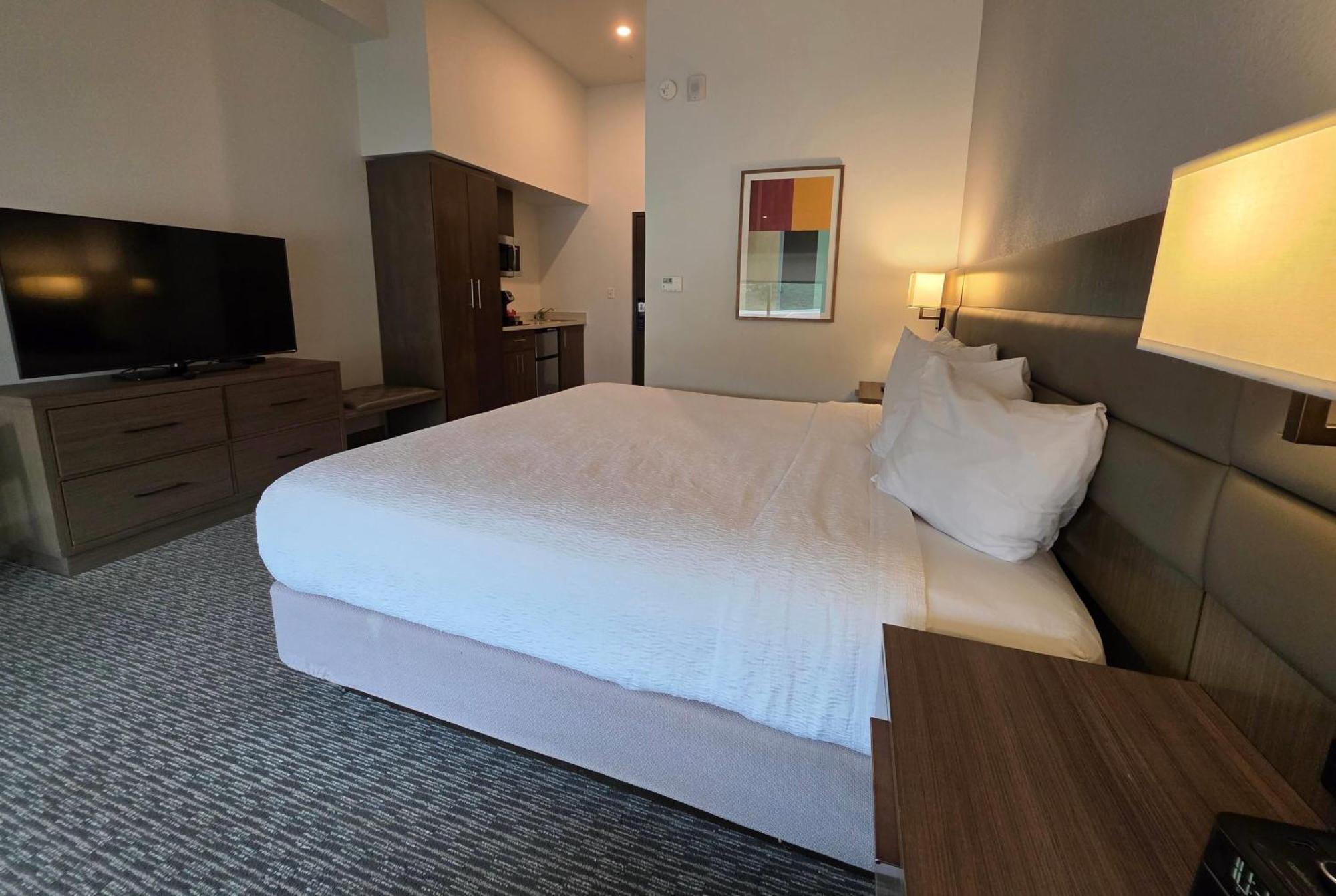 King Suite with Kitchenette - Non-Smoking