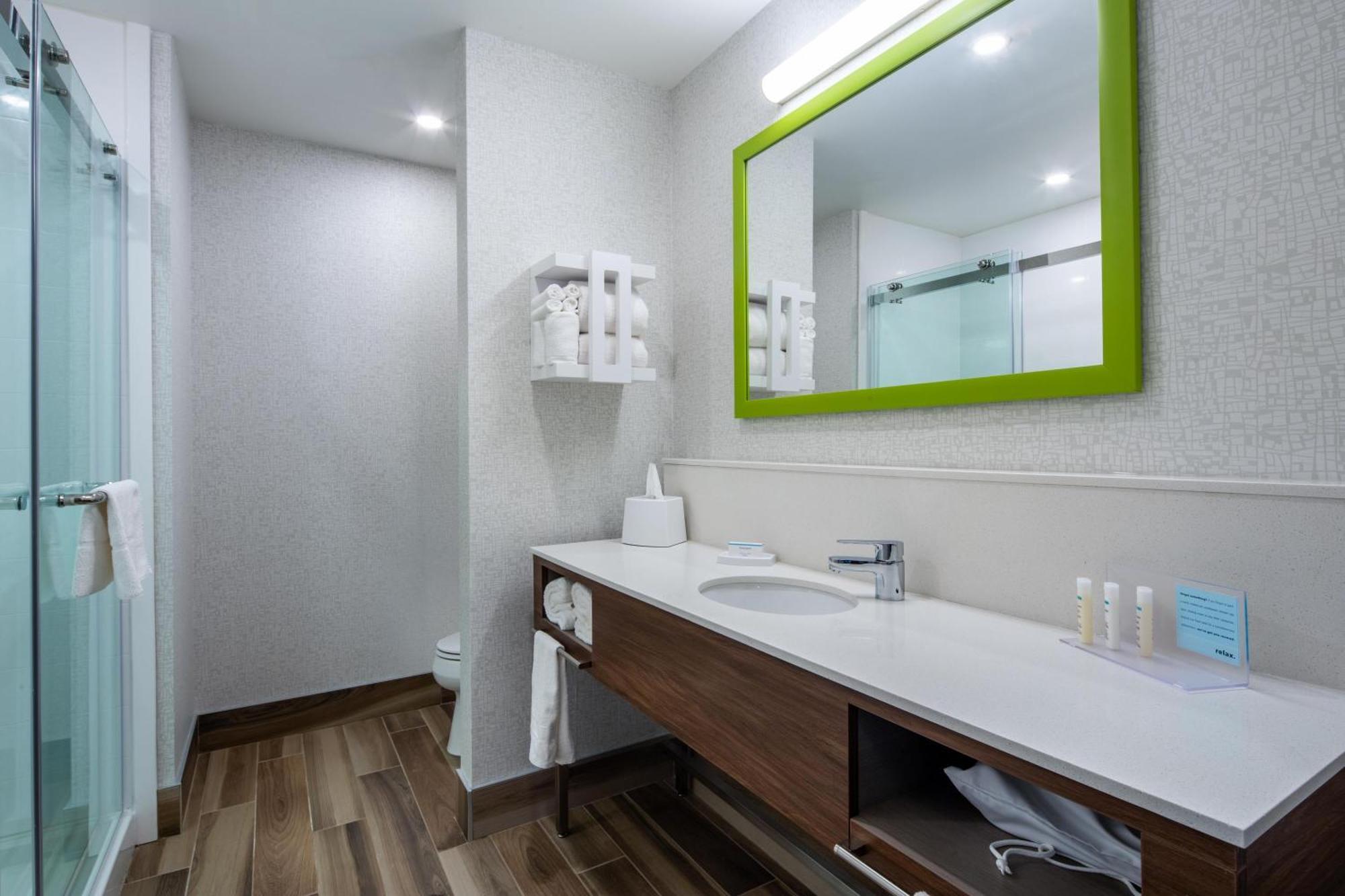 King Room with Roll-in Shower - Mobility Accessible/Non-Smoking,1758808203:JPEG