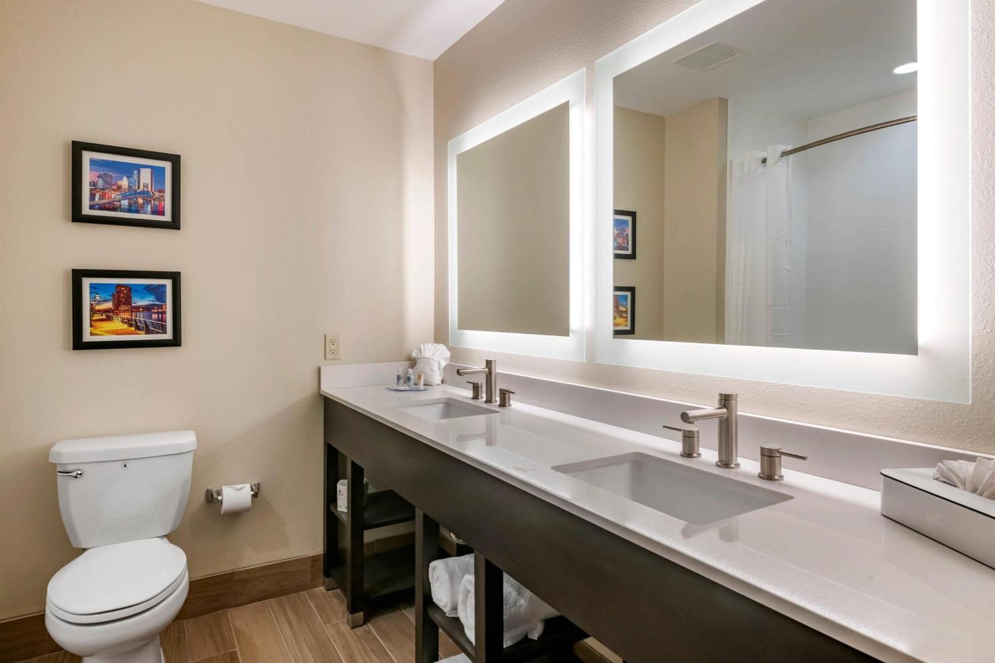 Queen Suite with Two Queen Beds and Sofa Bed - Non Smoking